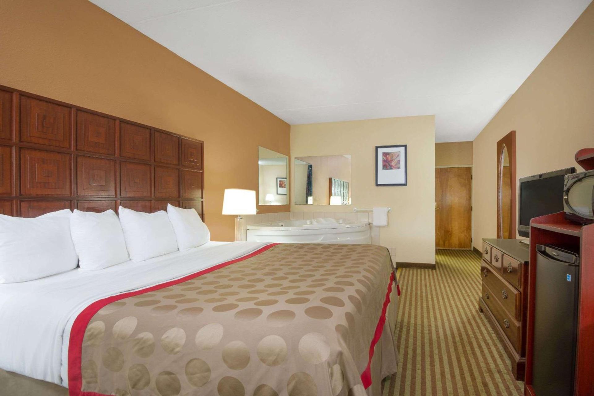 Ramada by Wyndham Columbus North photo 12