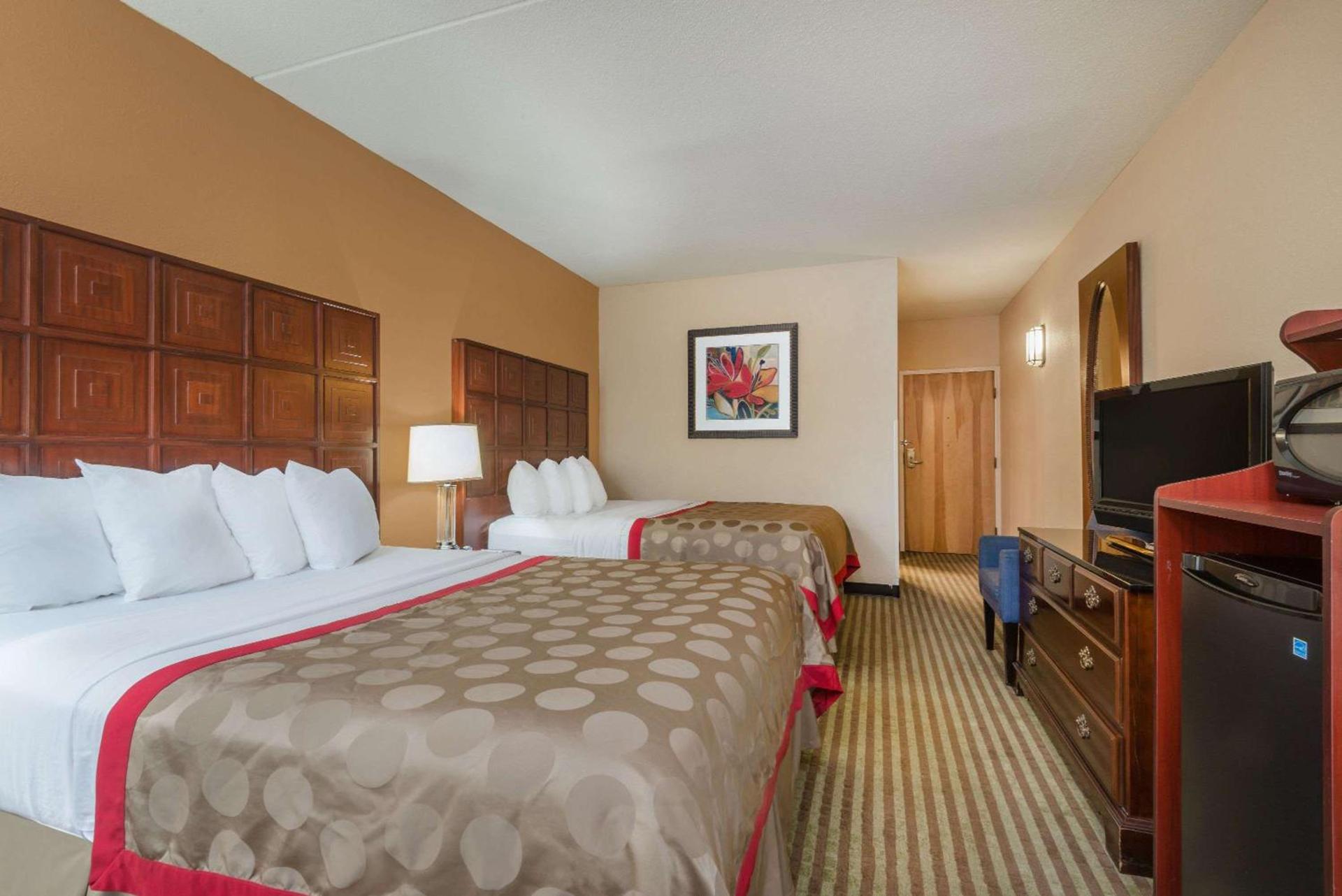 Ramada by Wyndham Columbus North photo 10