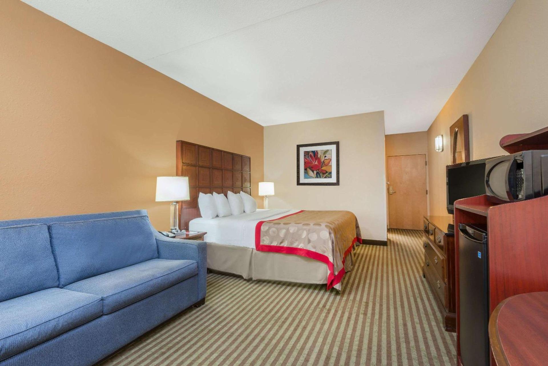 Ramada by Wyndham Columbus North photo 4