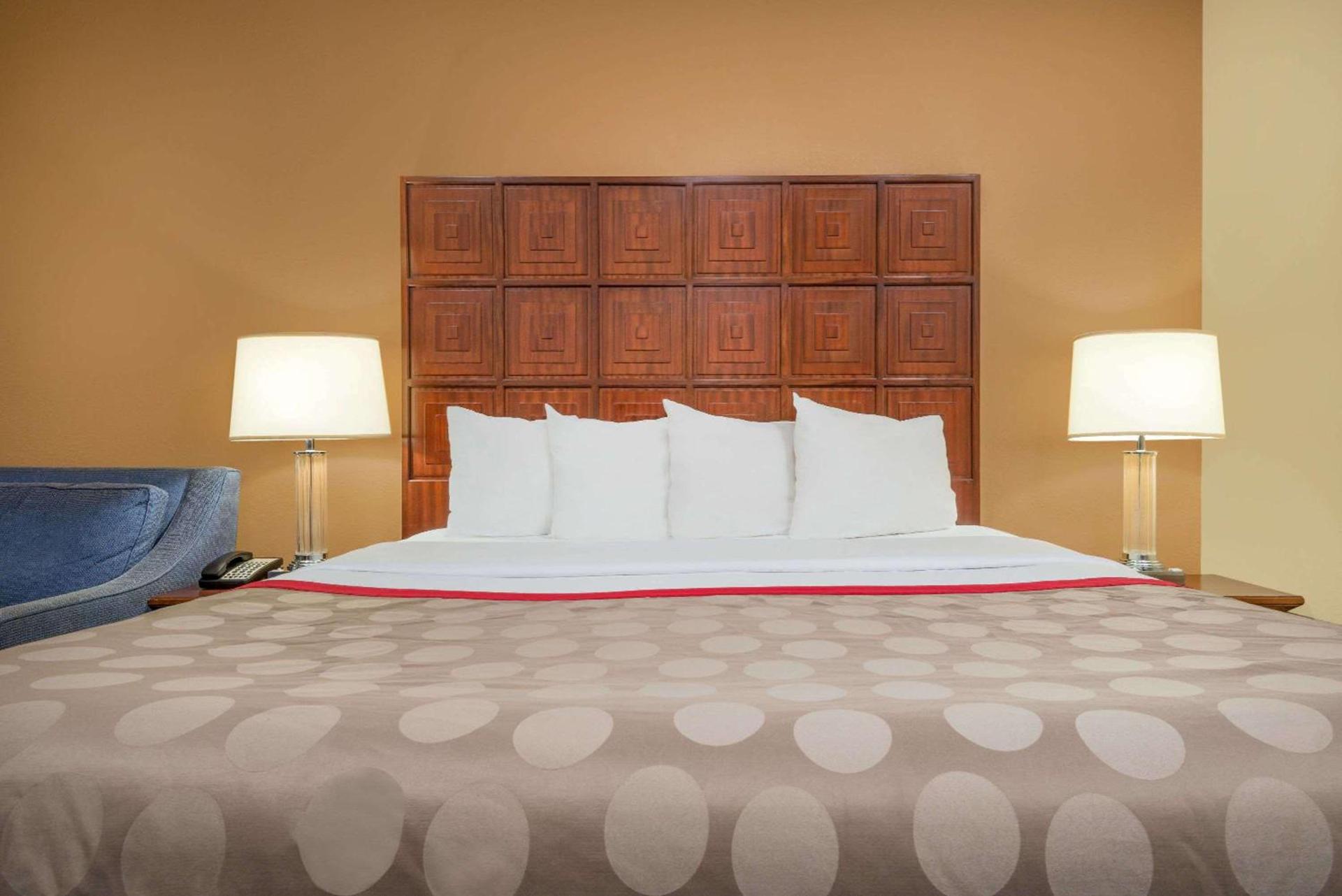 Ramada by Wyndham Columbus North photo 5