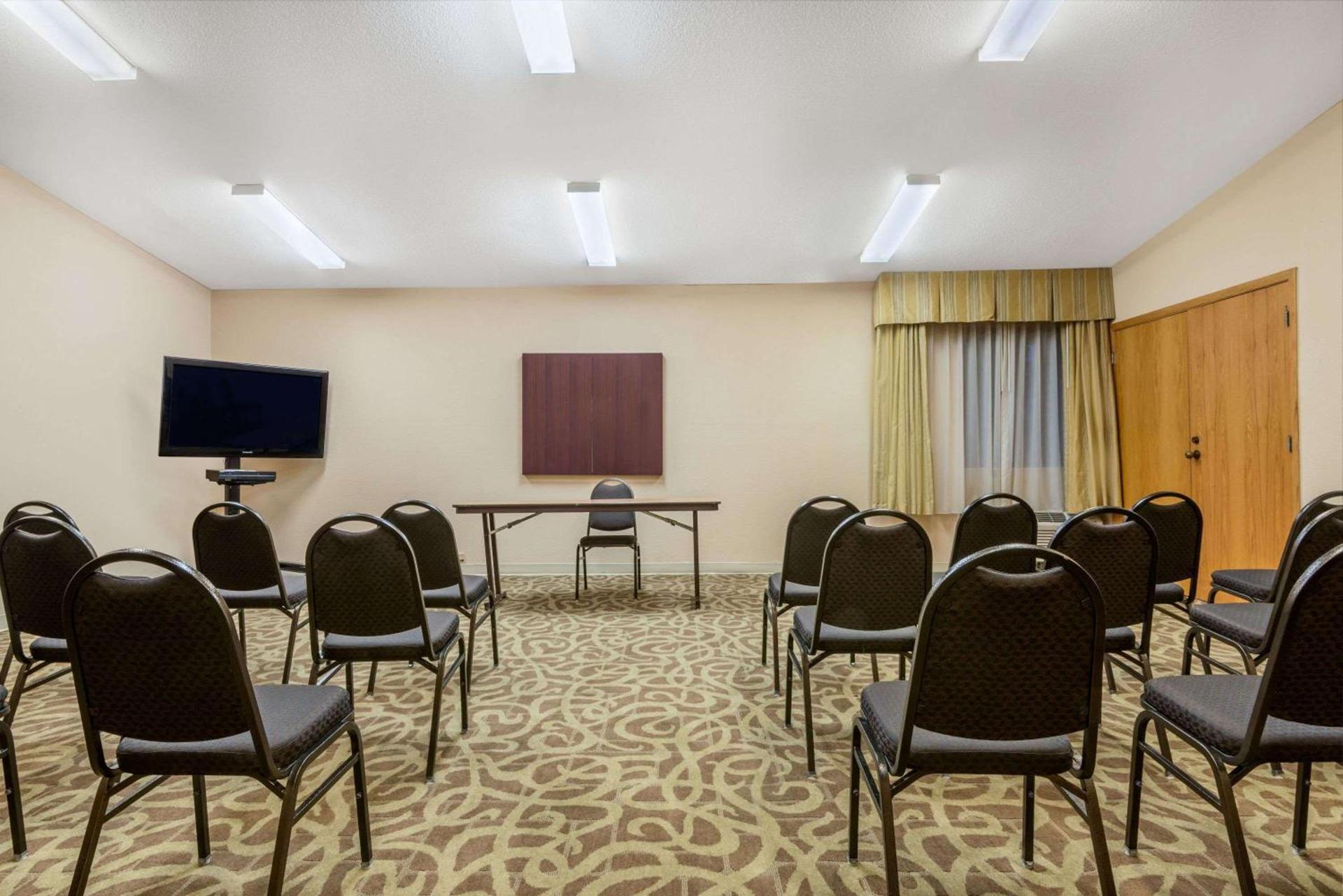 Ramada by Wyndham Columbus North photo 15