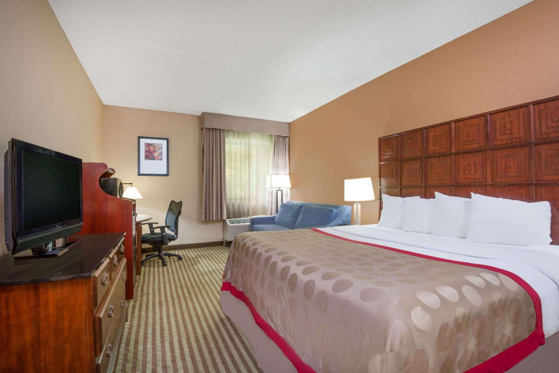 Ramada by Wyndham Columbus North photo 7