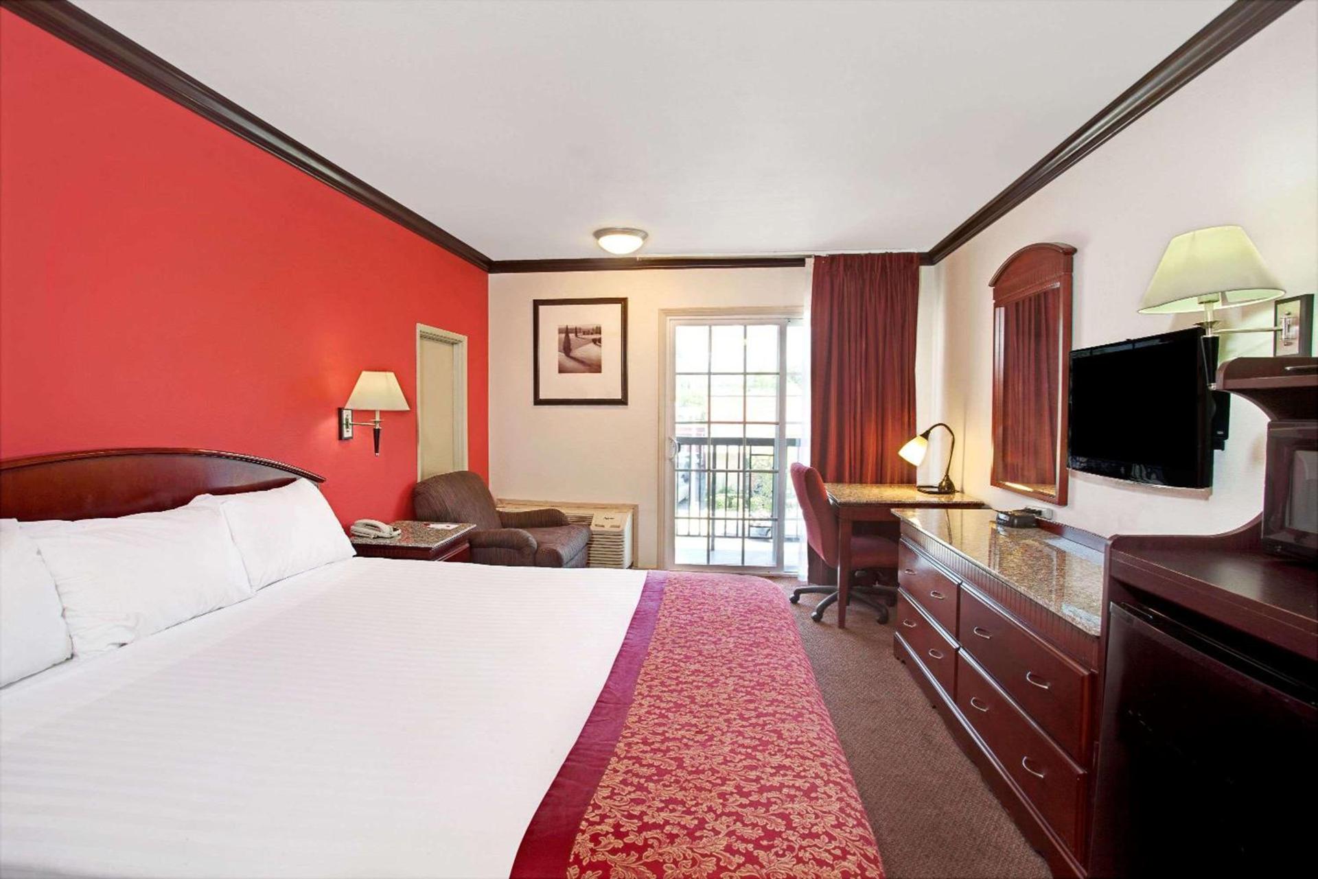 Ramada by Wyndham Pasadena photo 5