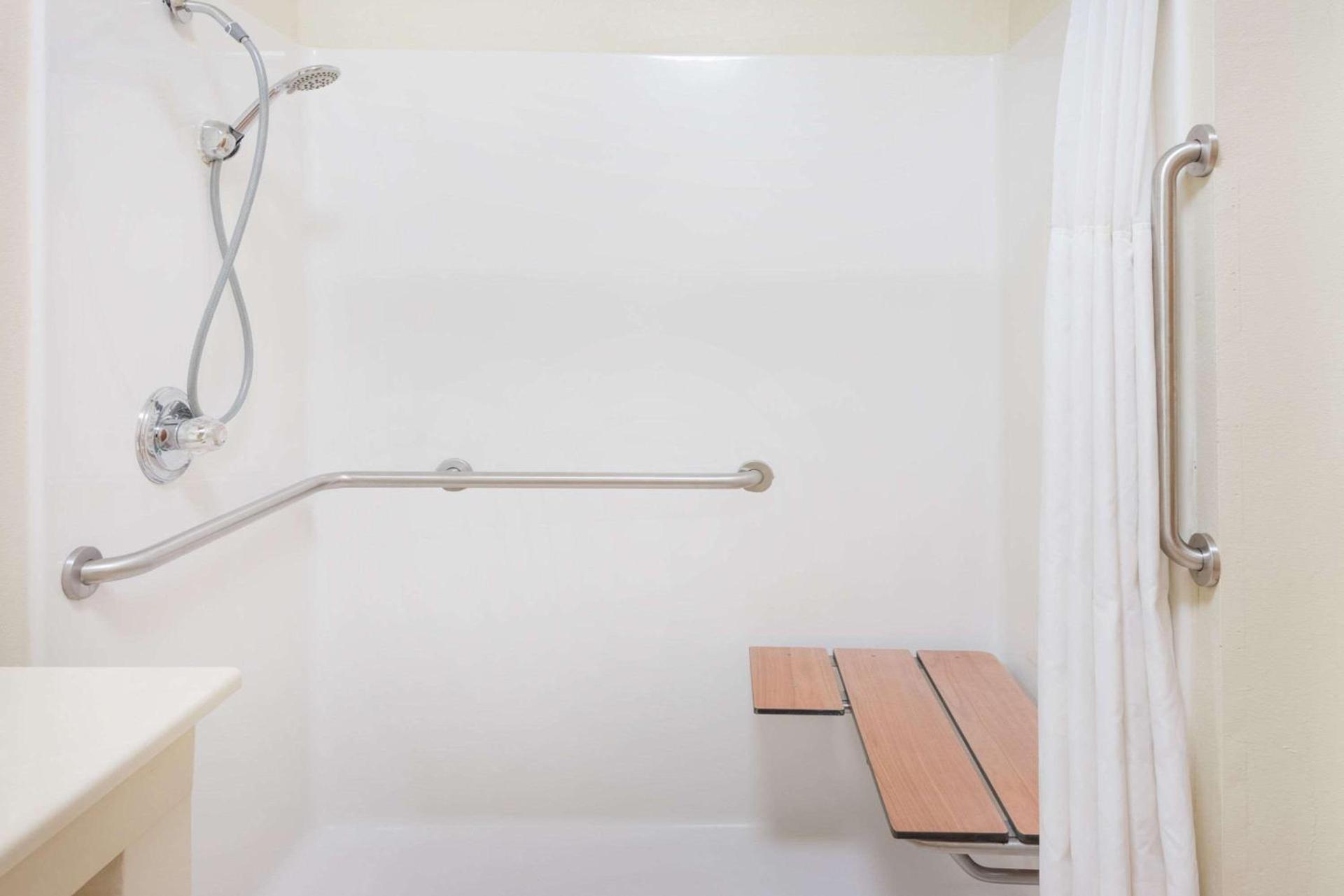 Ramada by Wyndham Columbia photo 15