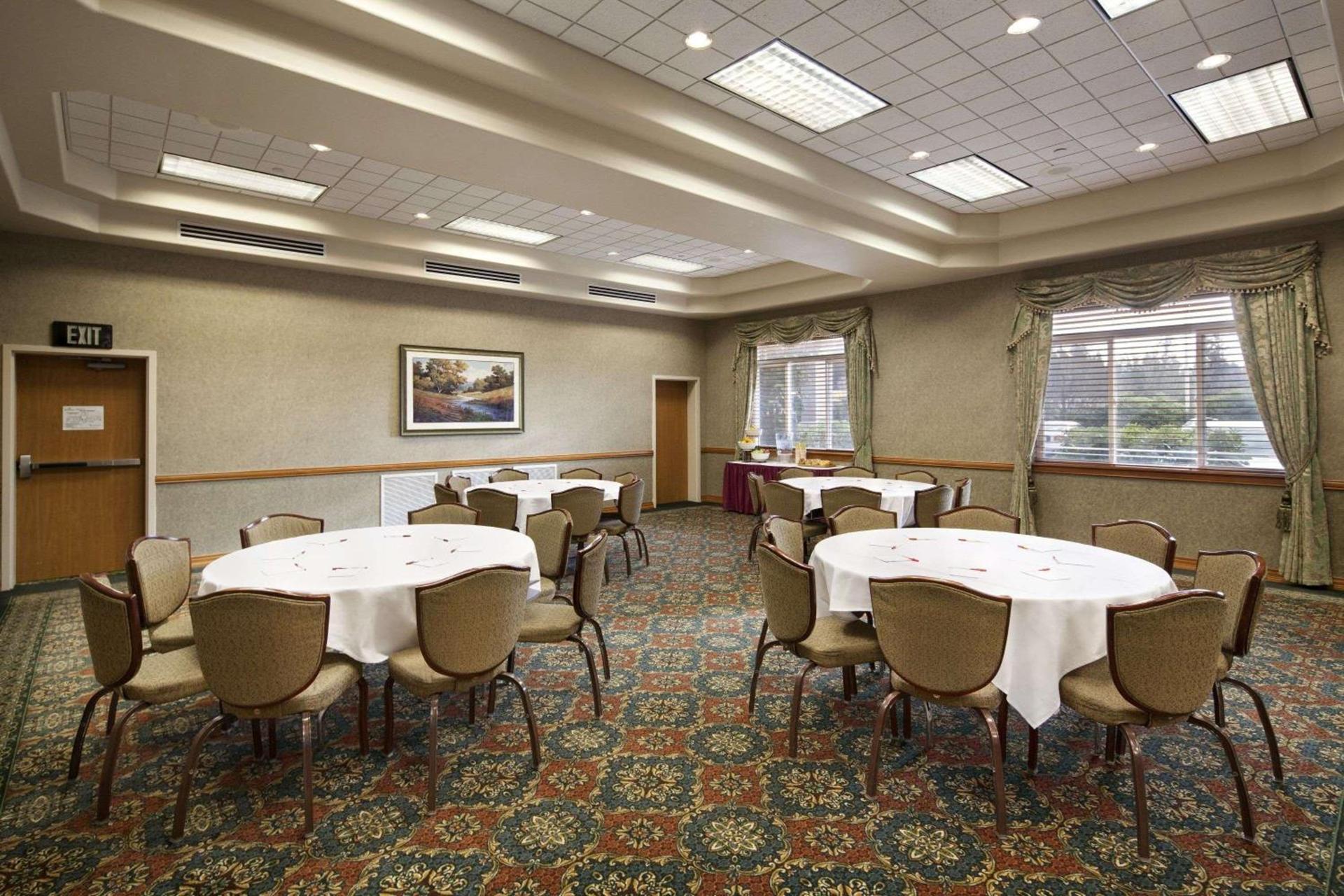 Ramada by Wyndham Olympia photo 12