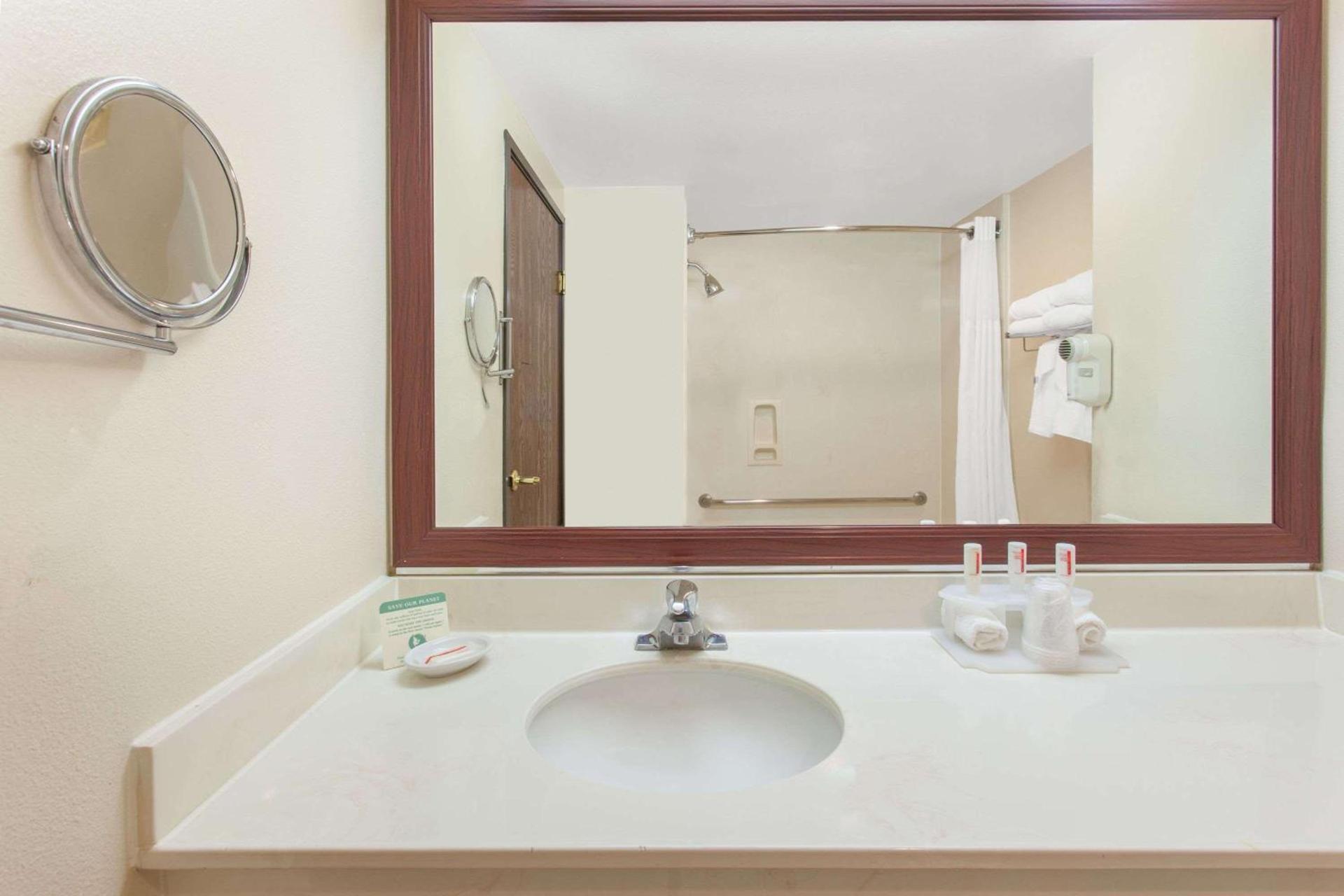 Ramada by Wyndham Fresno Northwest photo 15