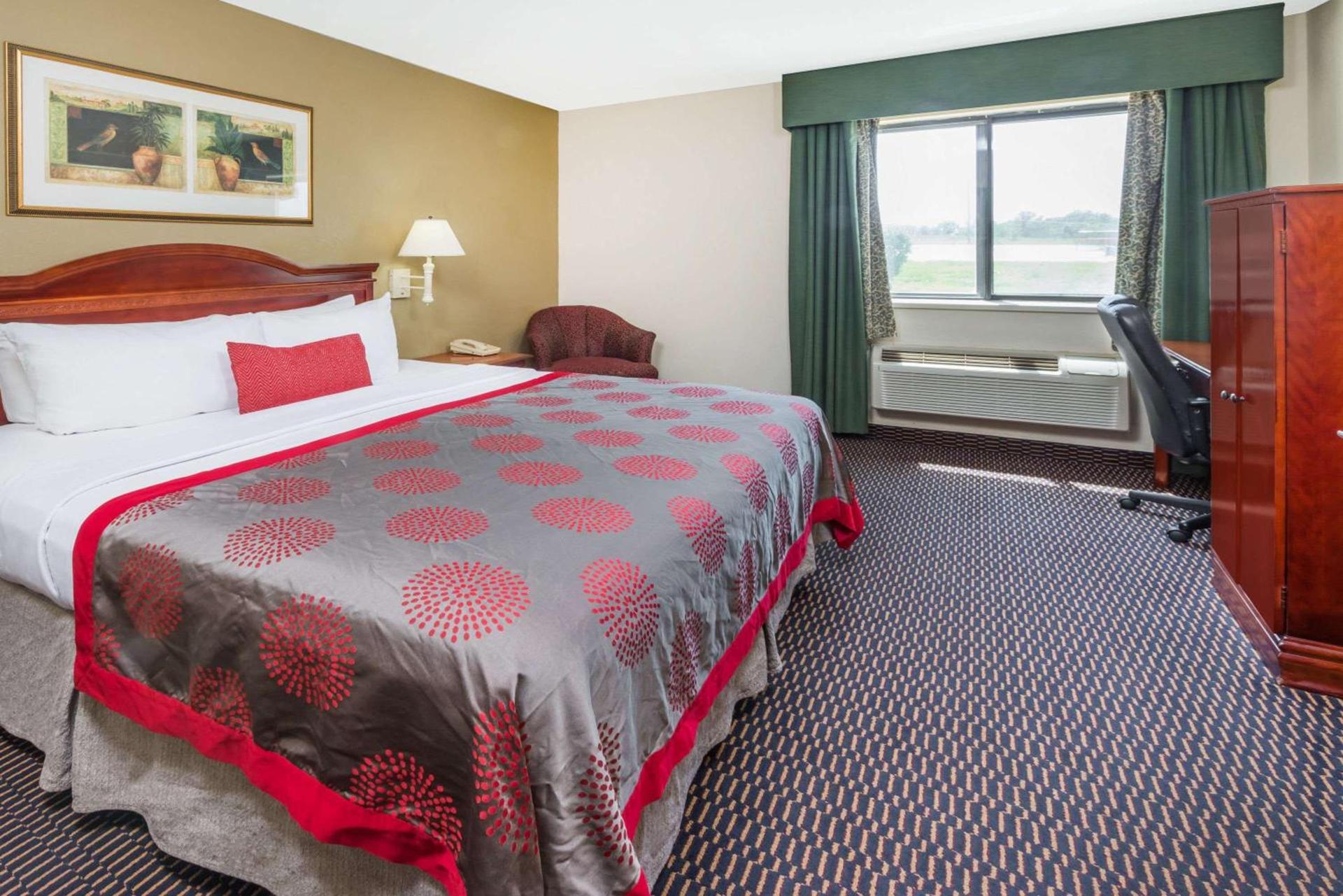 Ramada by Wyndham Columbia photo 10