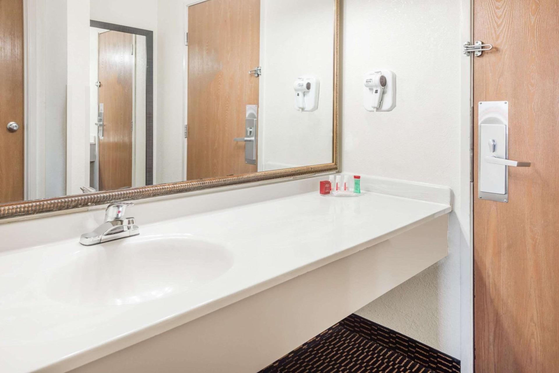 Ramada by Wyndham Columbia photo 7