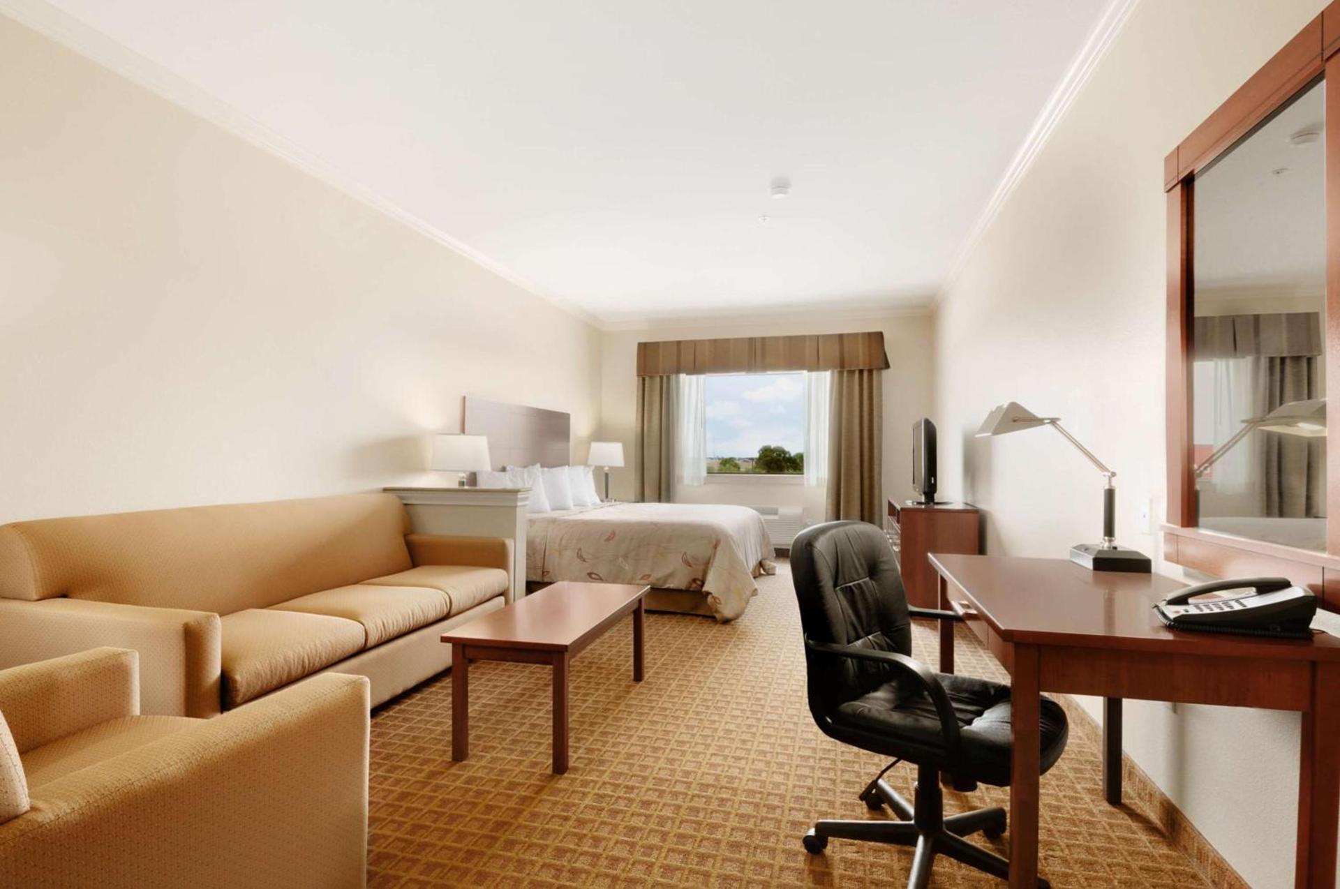 Ramada by Wyndham College Station photo 10