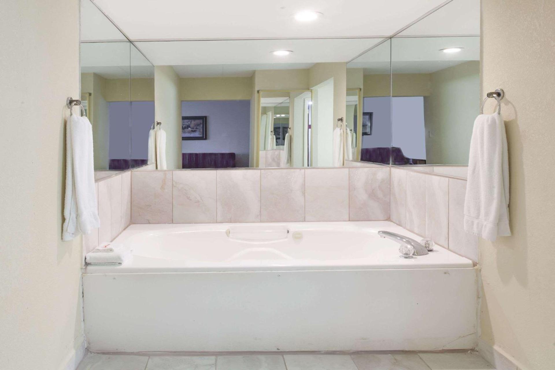 Ramada by Wyndham Lebanon photo 11