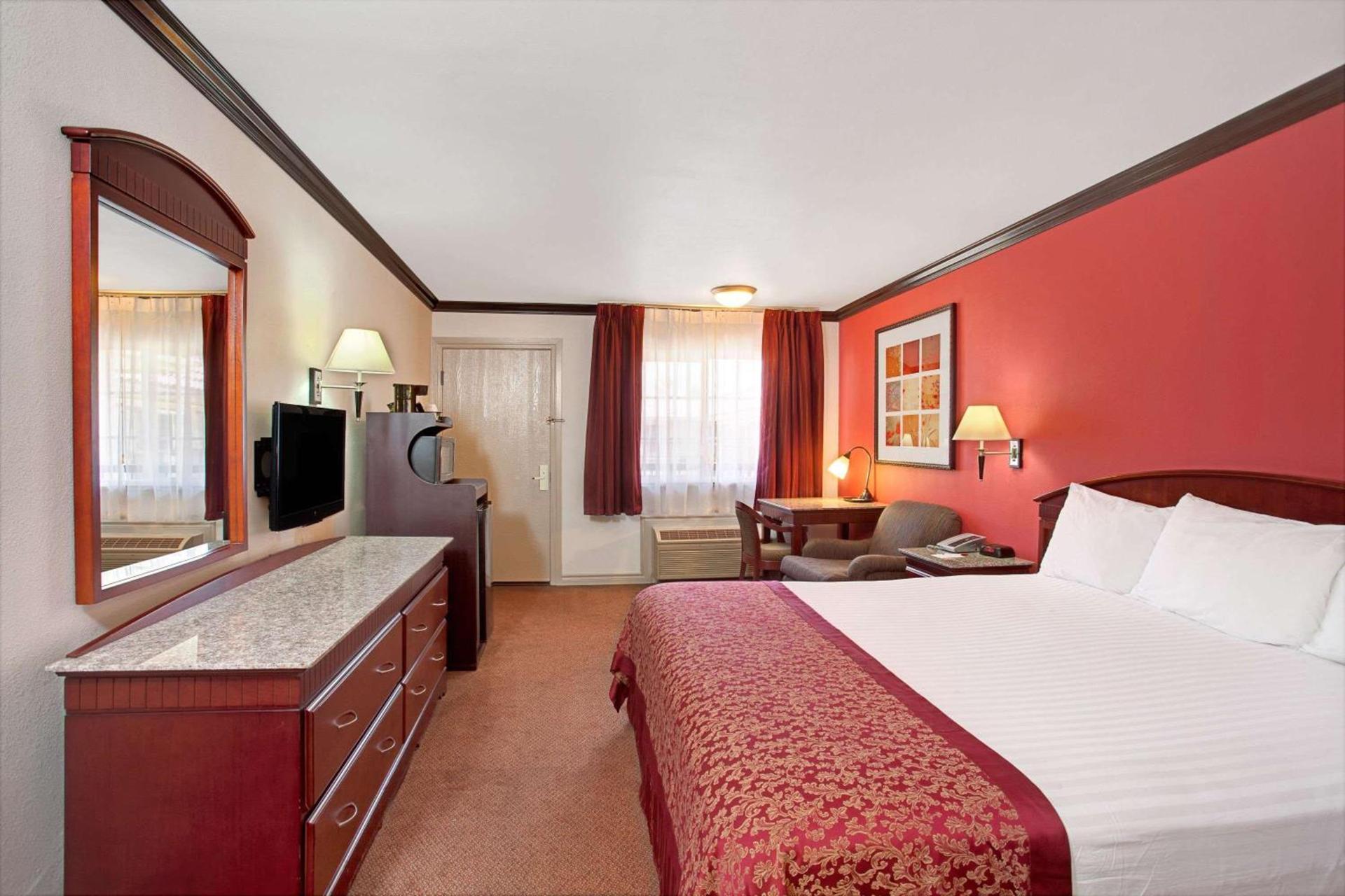 Ramada by Wyndham Pasadena photo 4