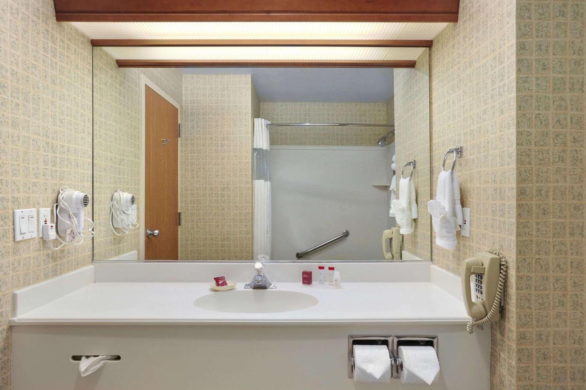 Ramada by Wyndham Olympia photo 8