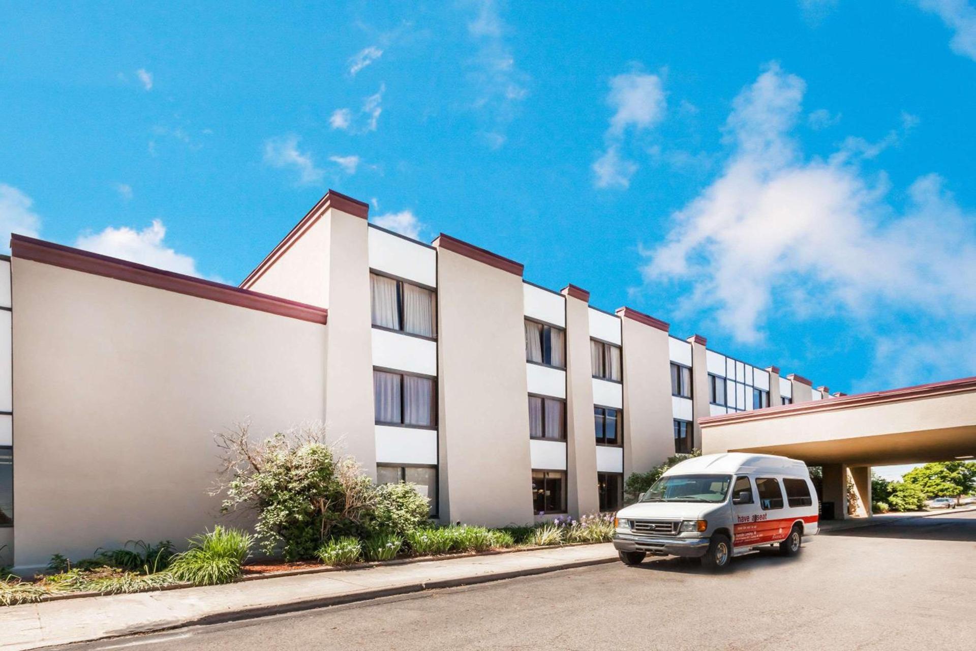 Clarion Hotel & Conference Center Lansing West — hotel in Lansing
