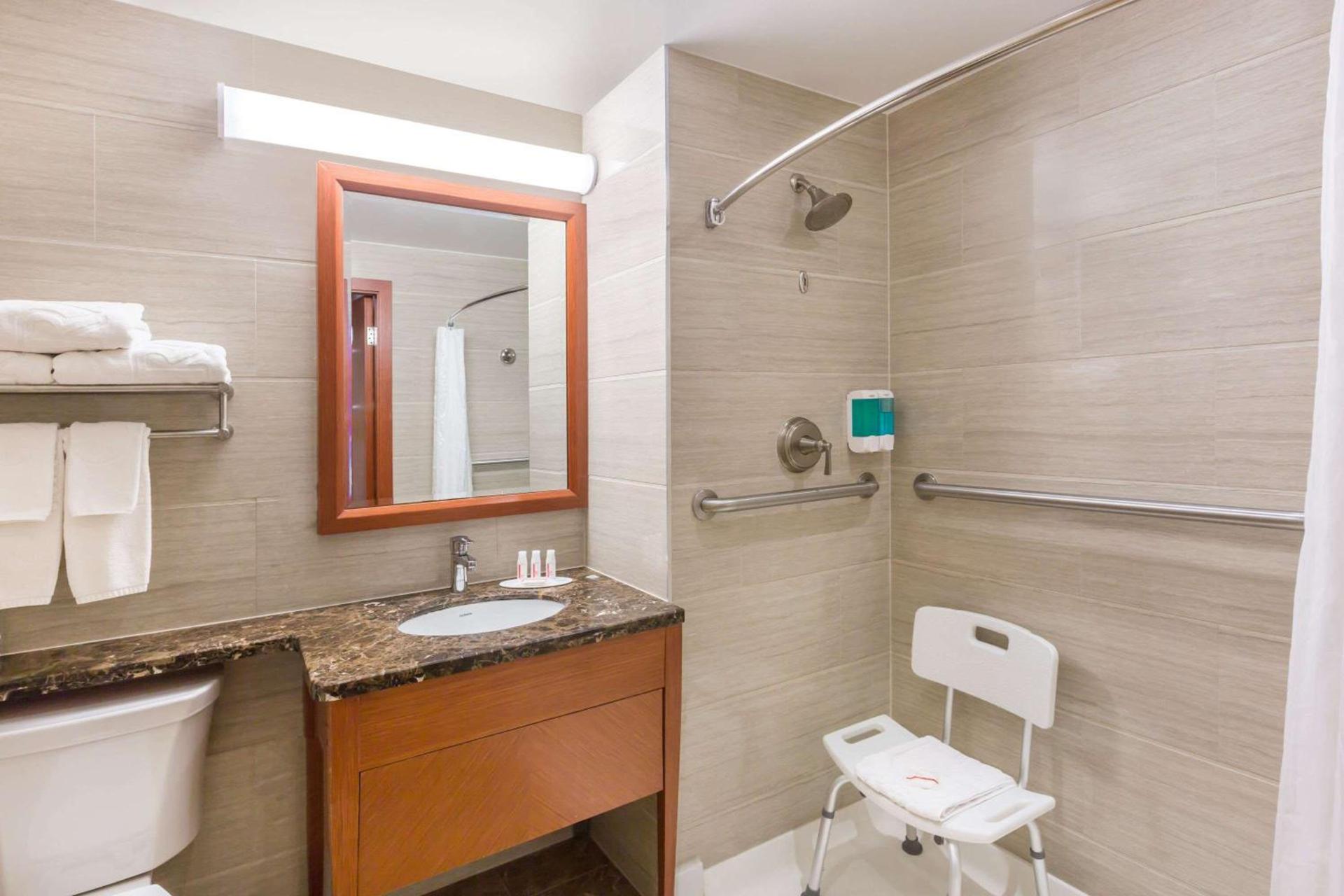 Ramada by Wyndham Flushing Queens photo 9