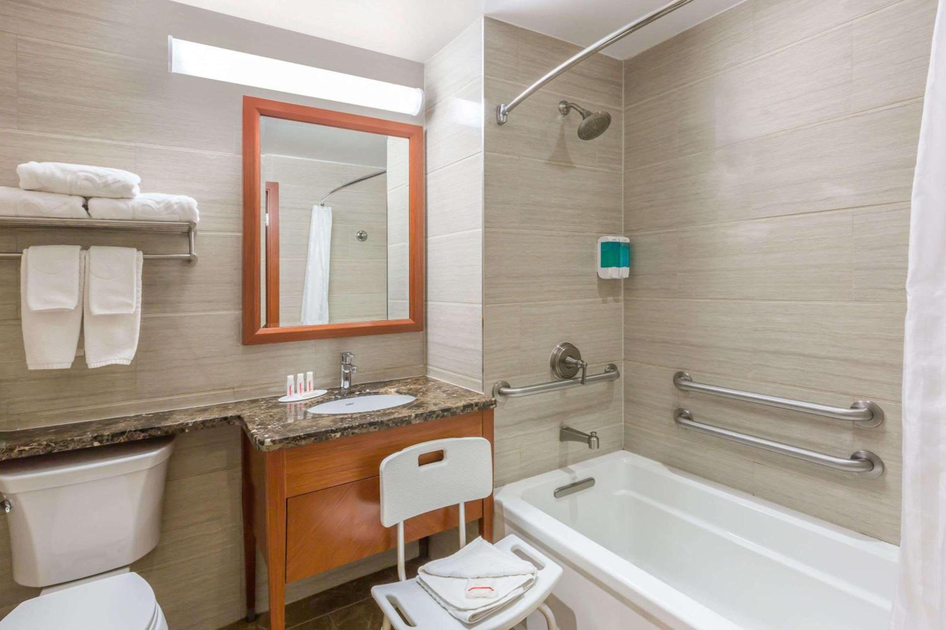 Ramada by Wyndham Flushing Queens photo 13