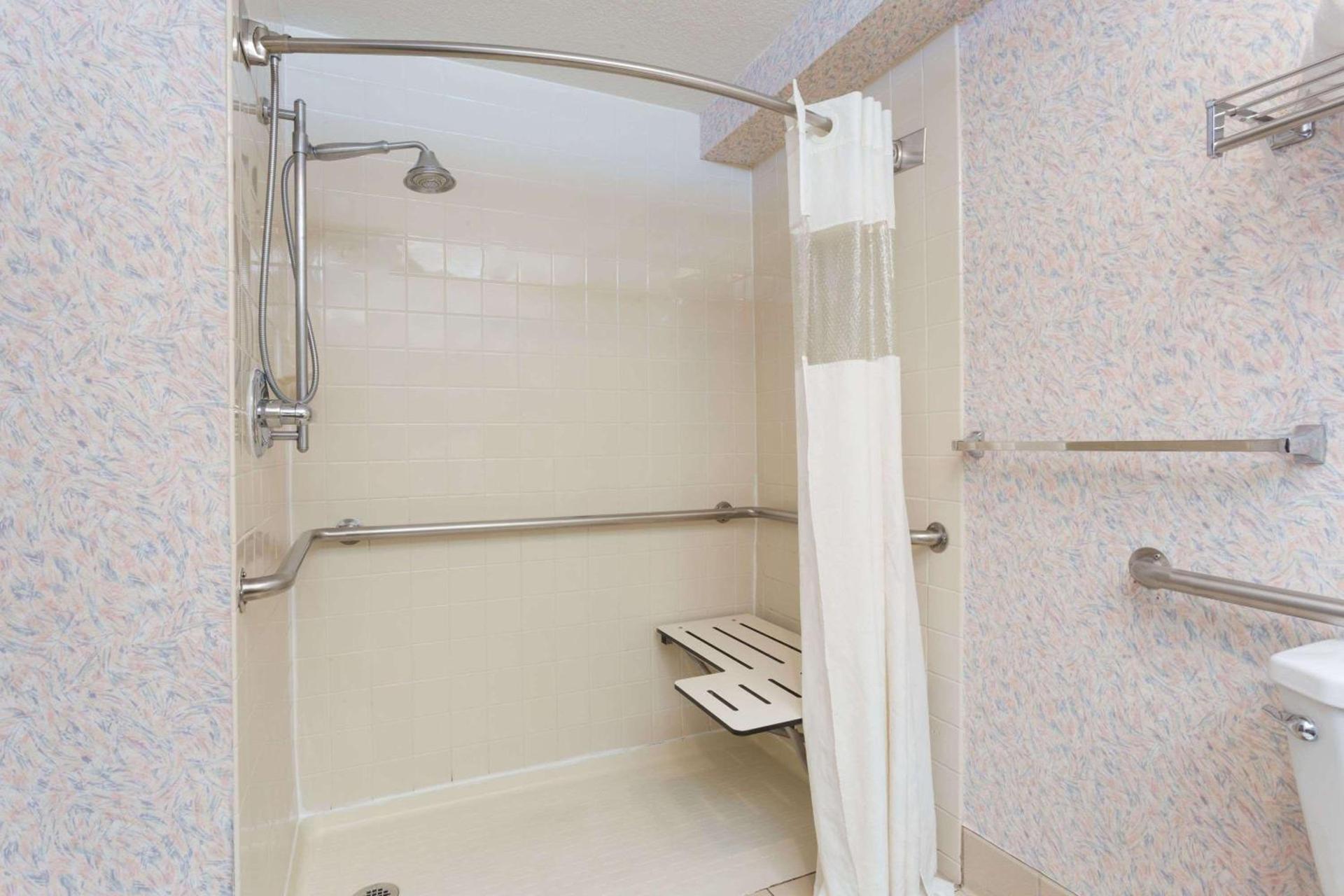 Ramada by Wyndham Portland photo 5