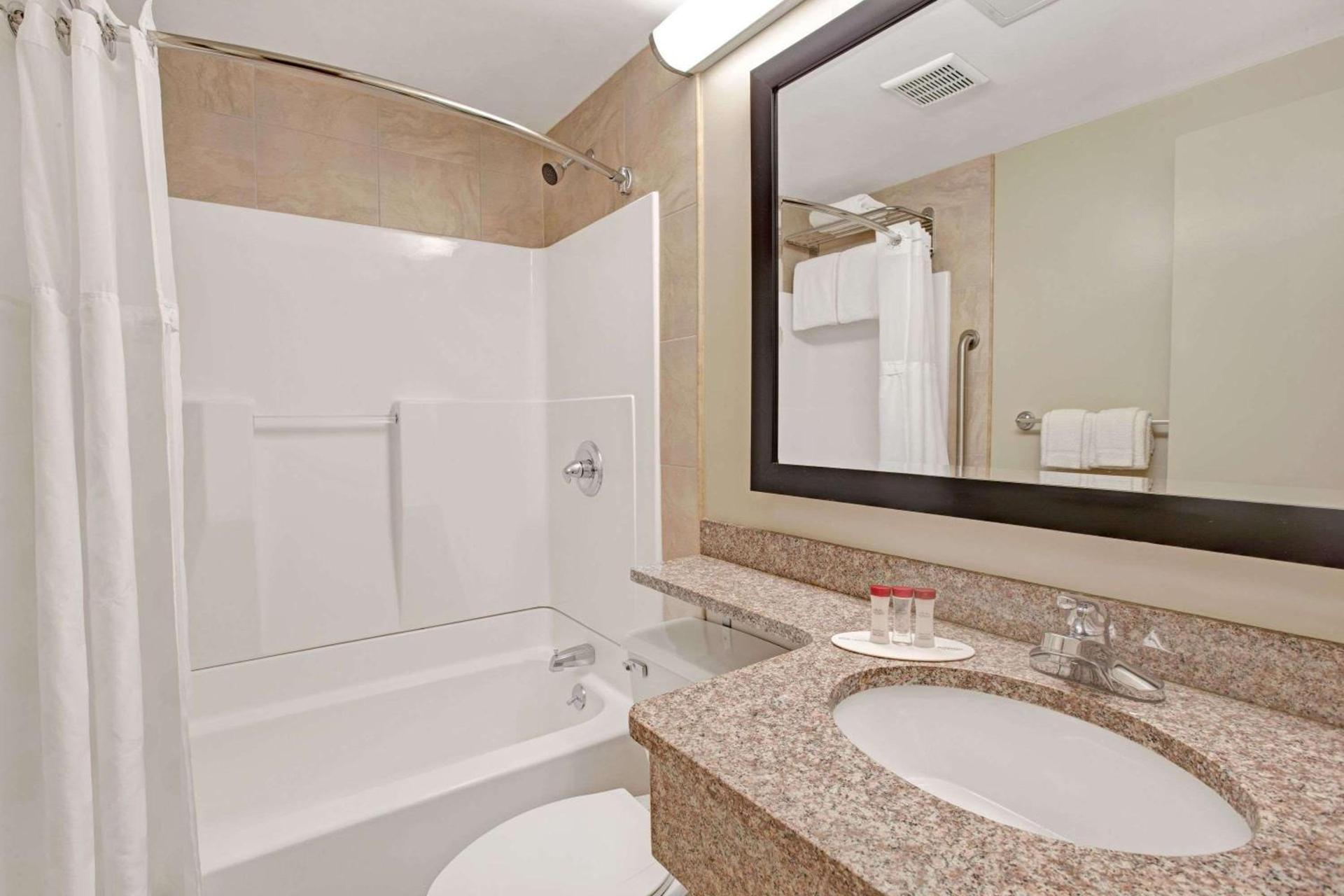 Ramada by Wyndham Staten Island photo 11