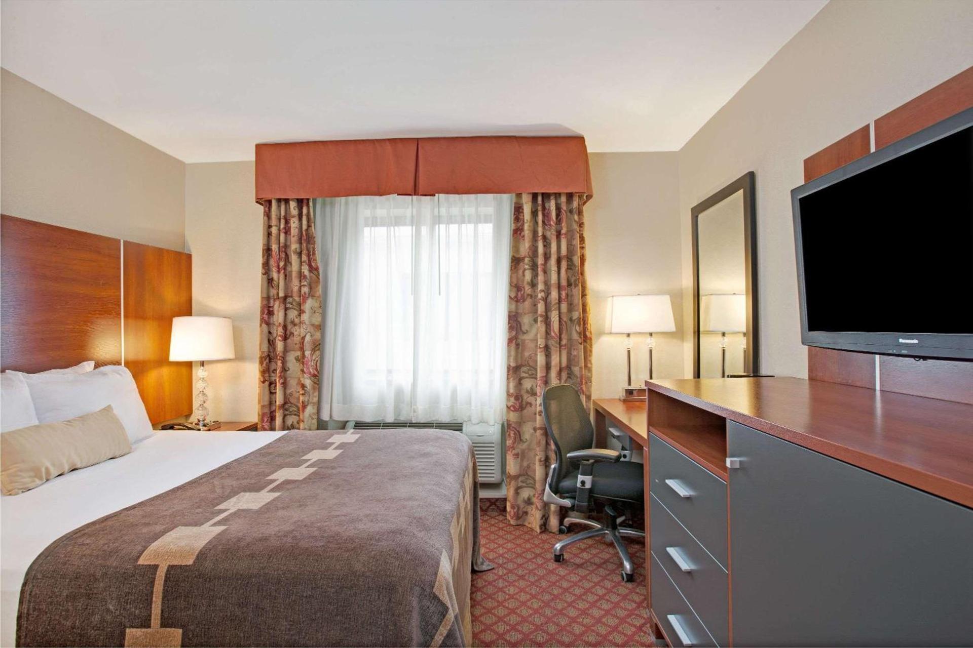 Ramada by Wyndham Staten Island photo 9