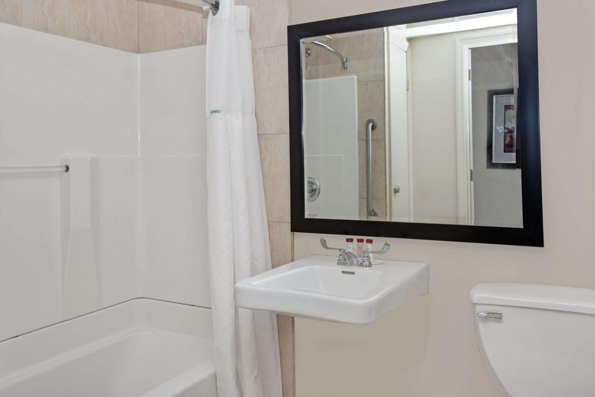 Ramada by Wyndham Staten Island photo 7