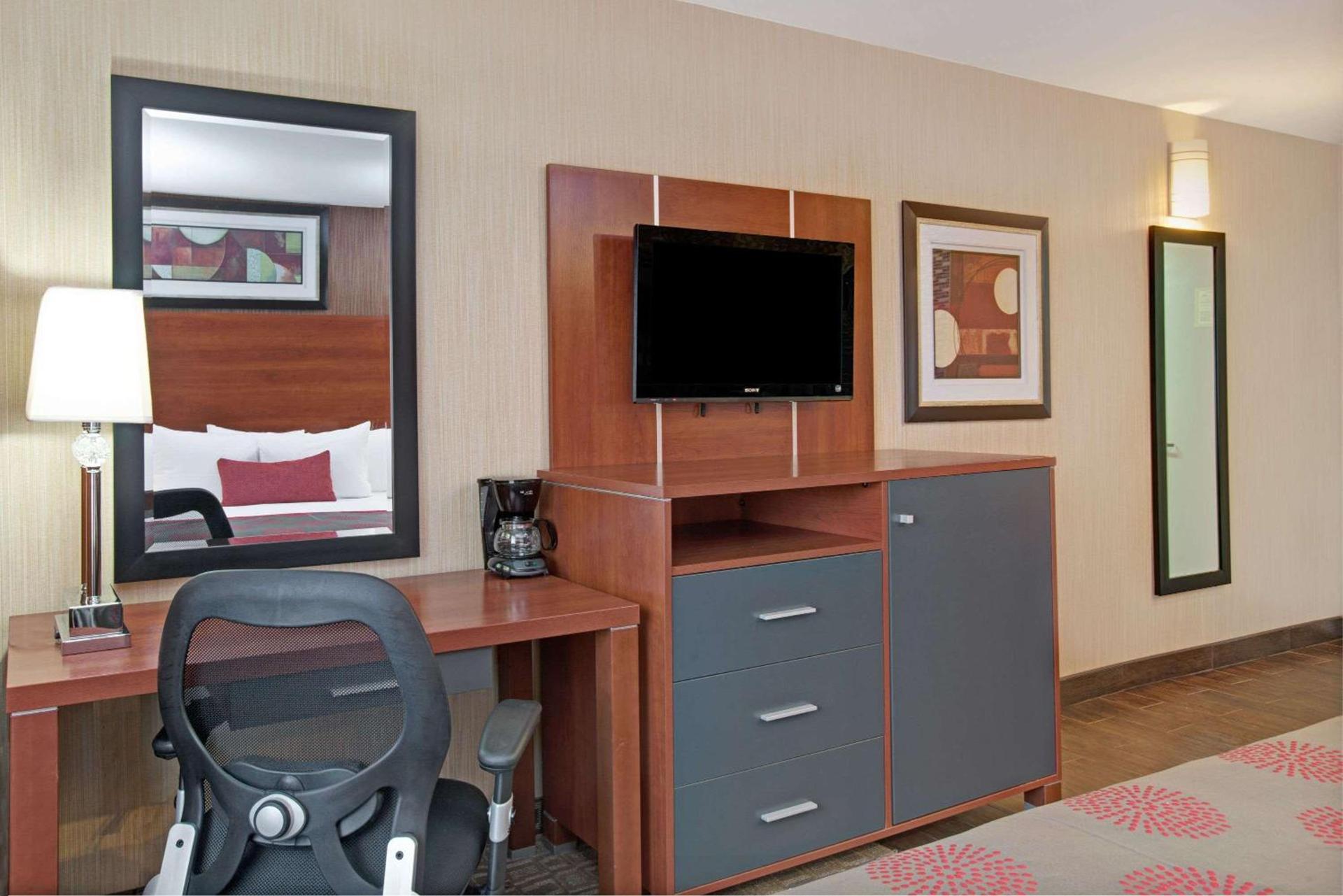 Ramada by Wyndham Staten Island photo 4