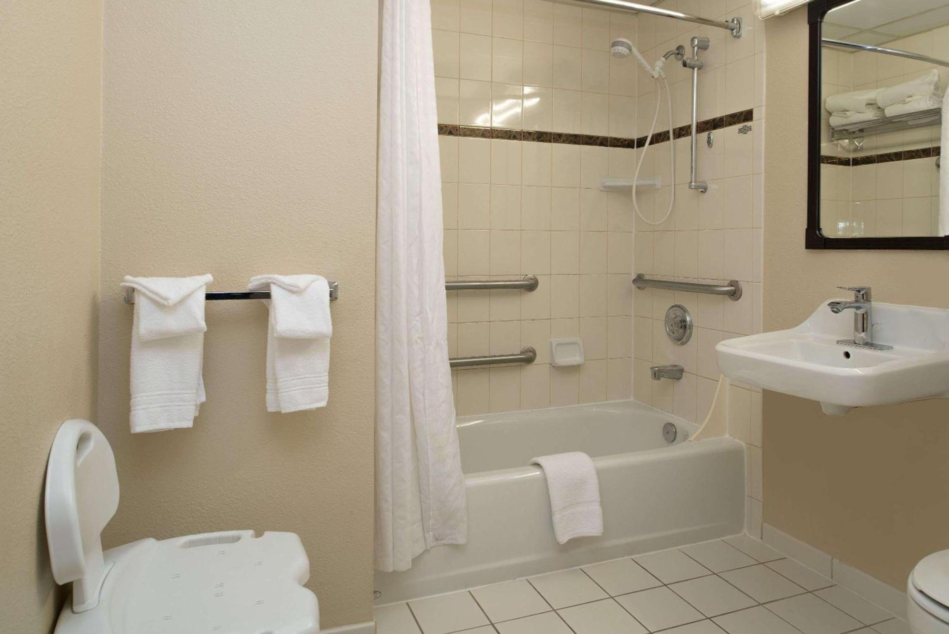 Ramada by Wyndham Downtown Spokane photo 40