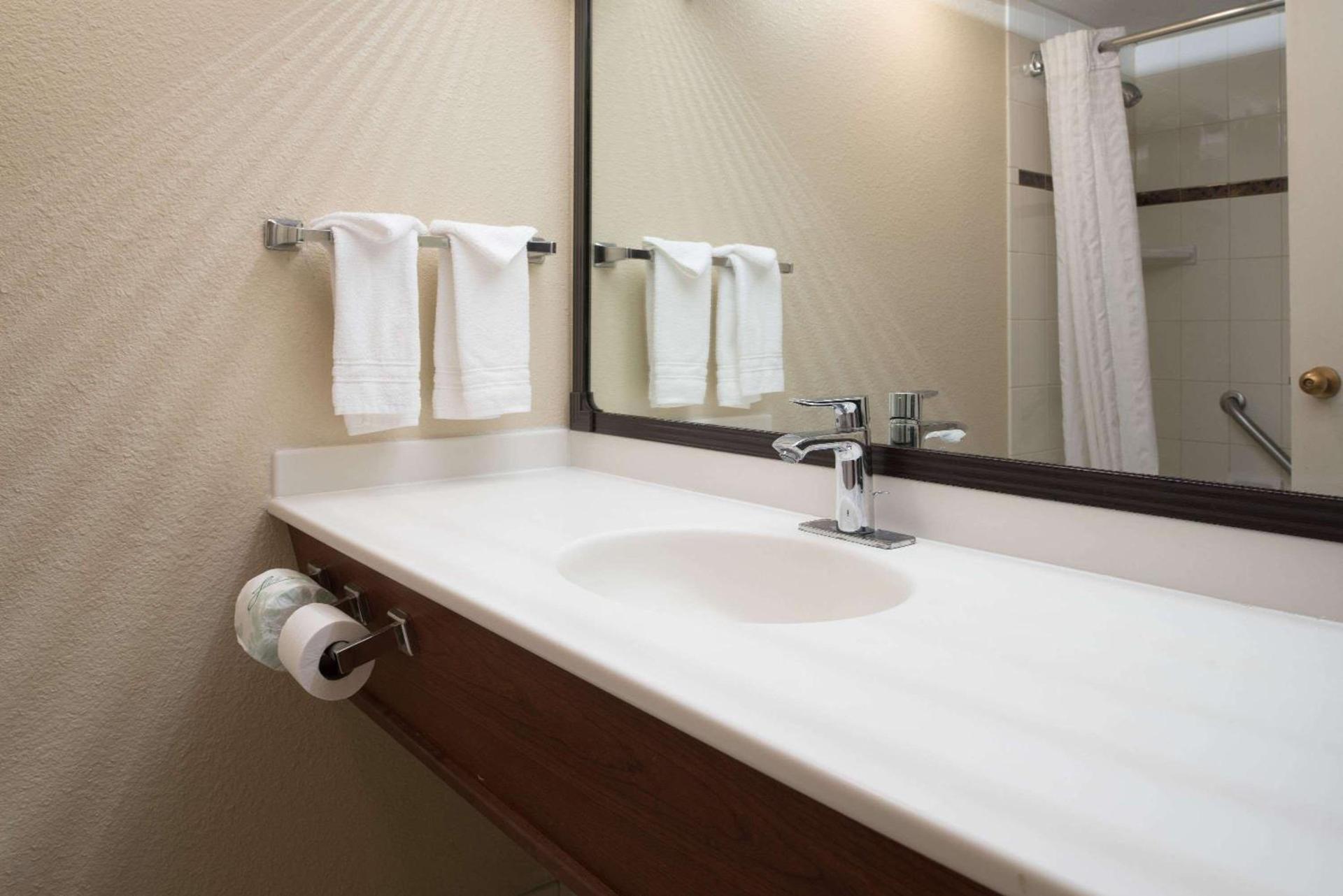 Ramada by Wyndham Downtown Spokane photo 32