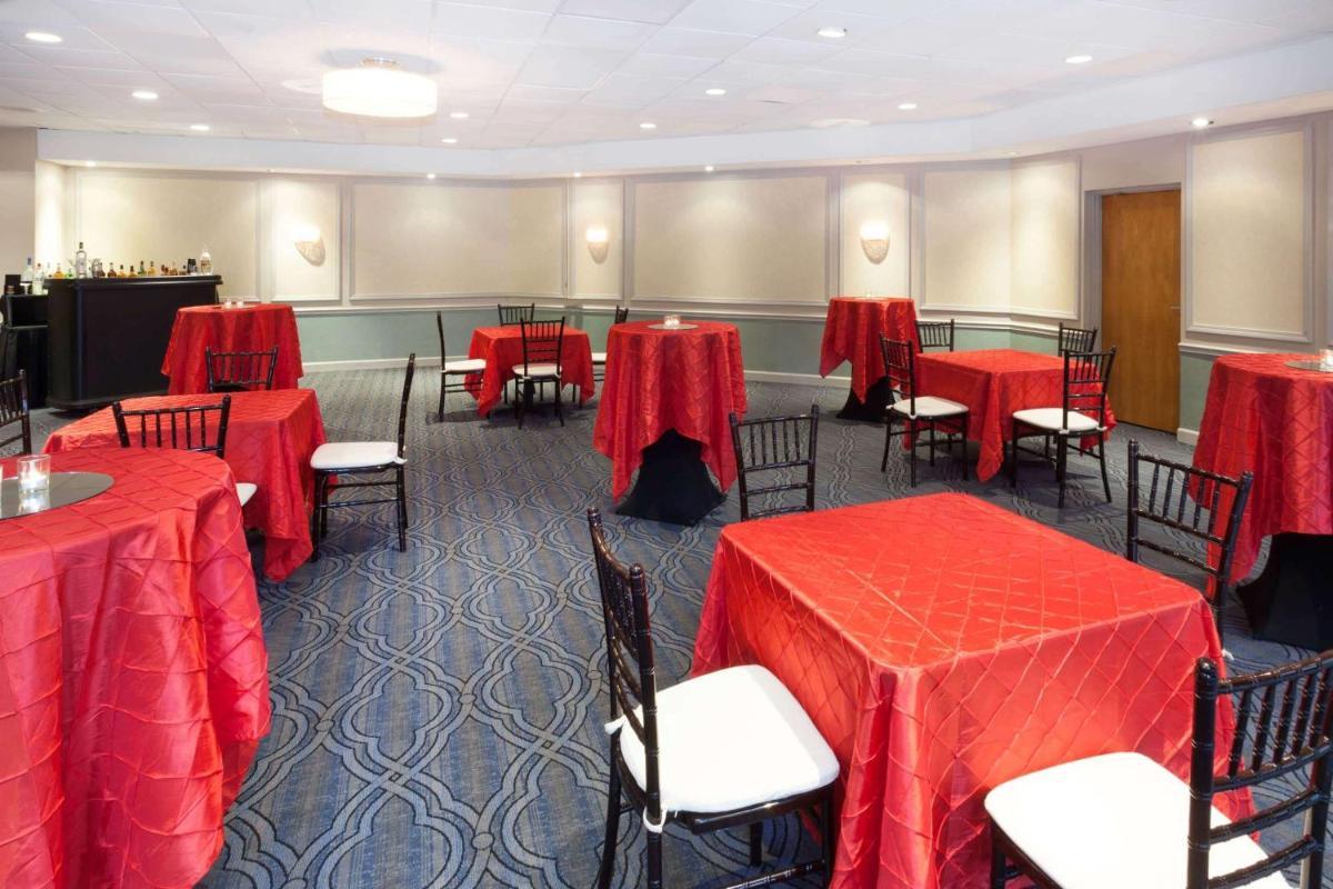 Ramada Plaza by Wyndham Chicago North Shore photo 18