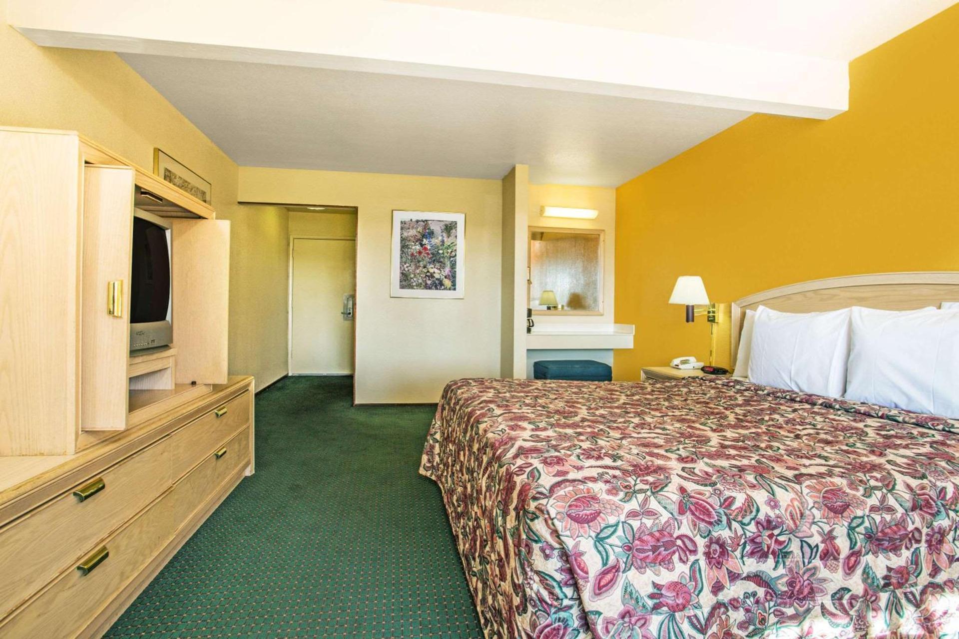 Travelodge by Wyndham Turlock photo 9