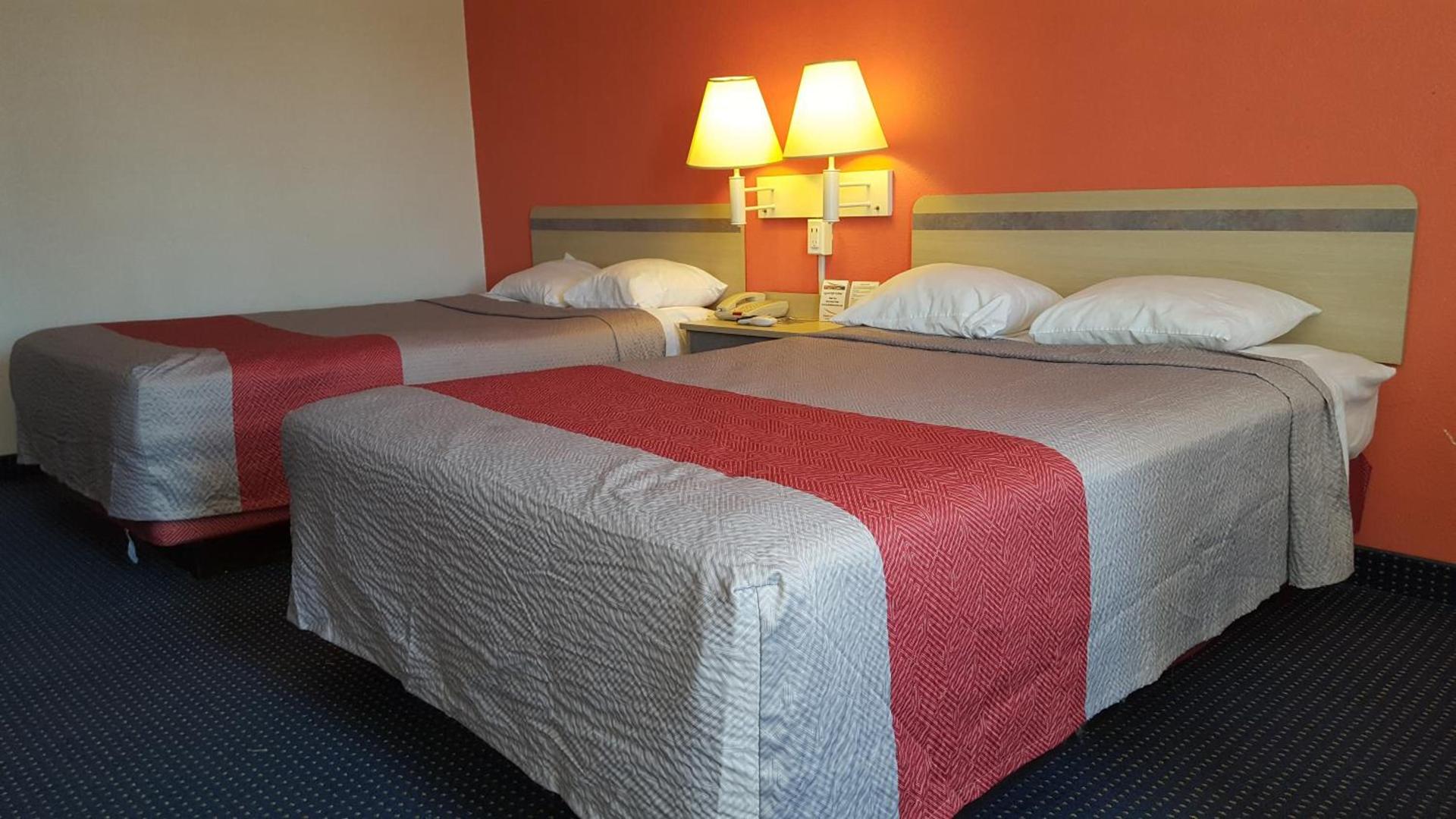 Red Carpet Inn photo 6