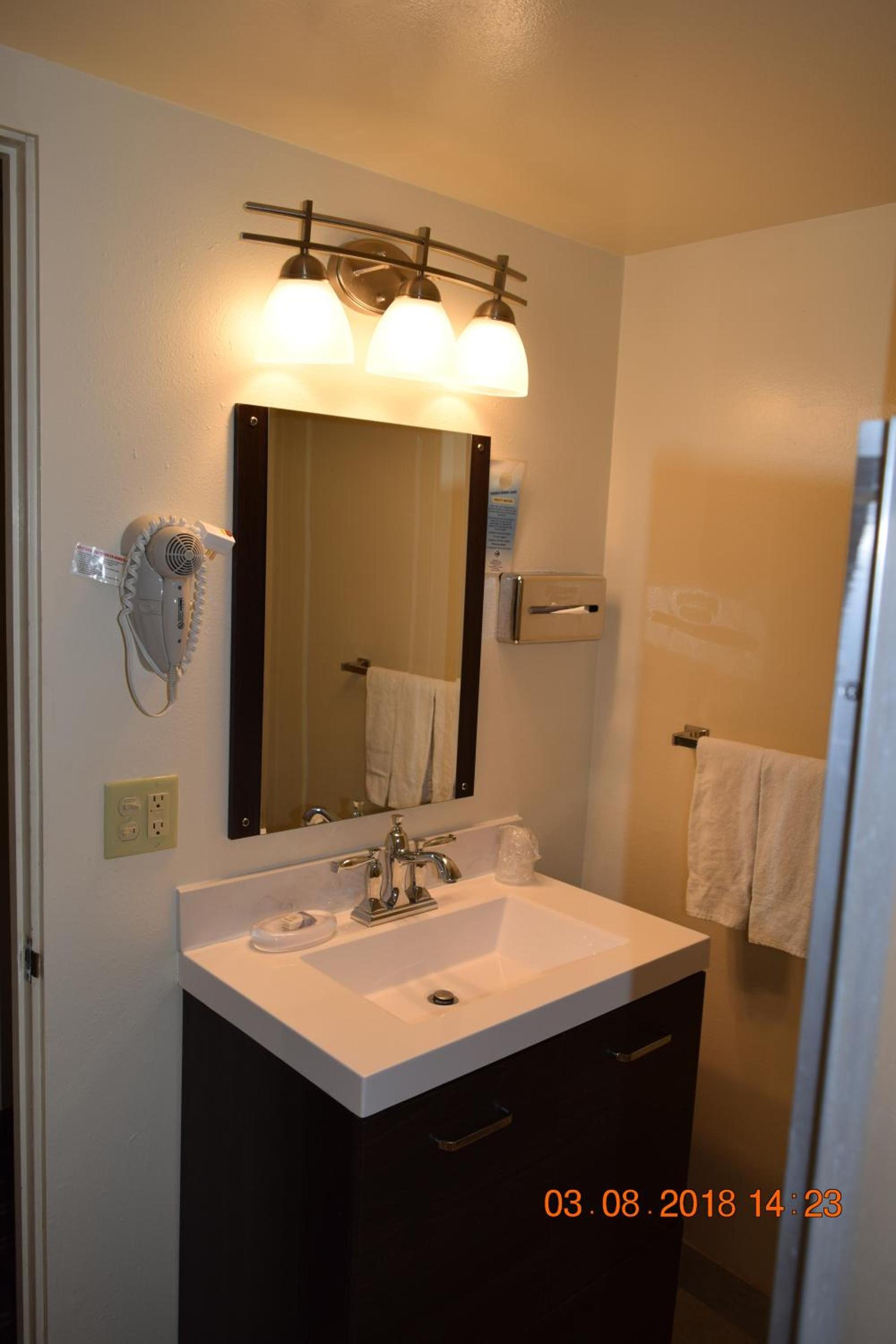 Stanlunds Inn and Suites photo 28