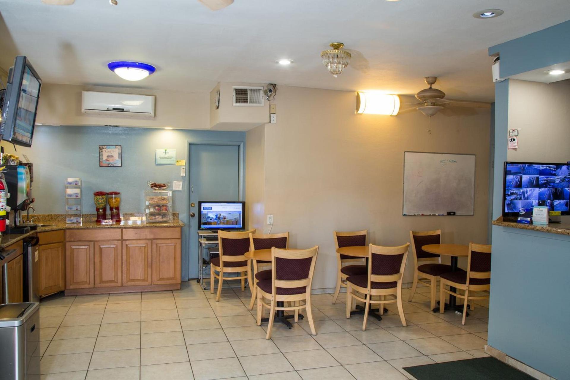 Townhouse Inn and Suites photo 13