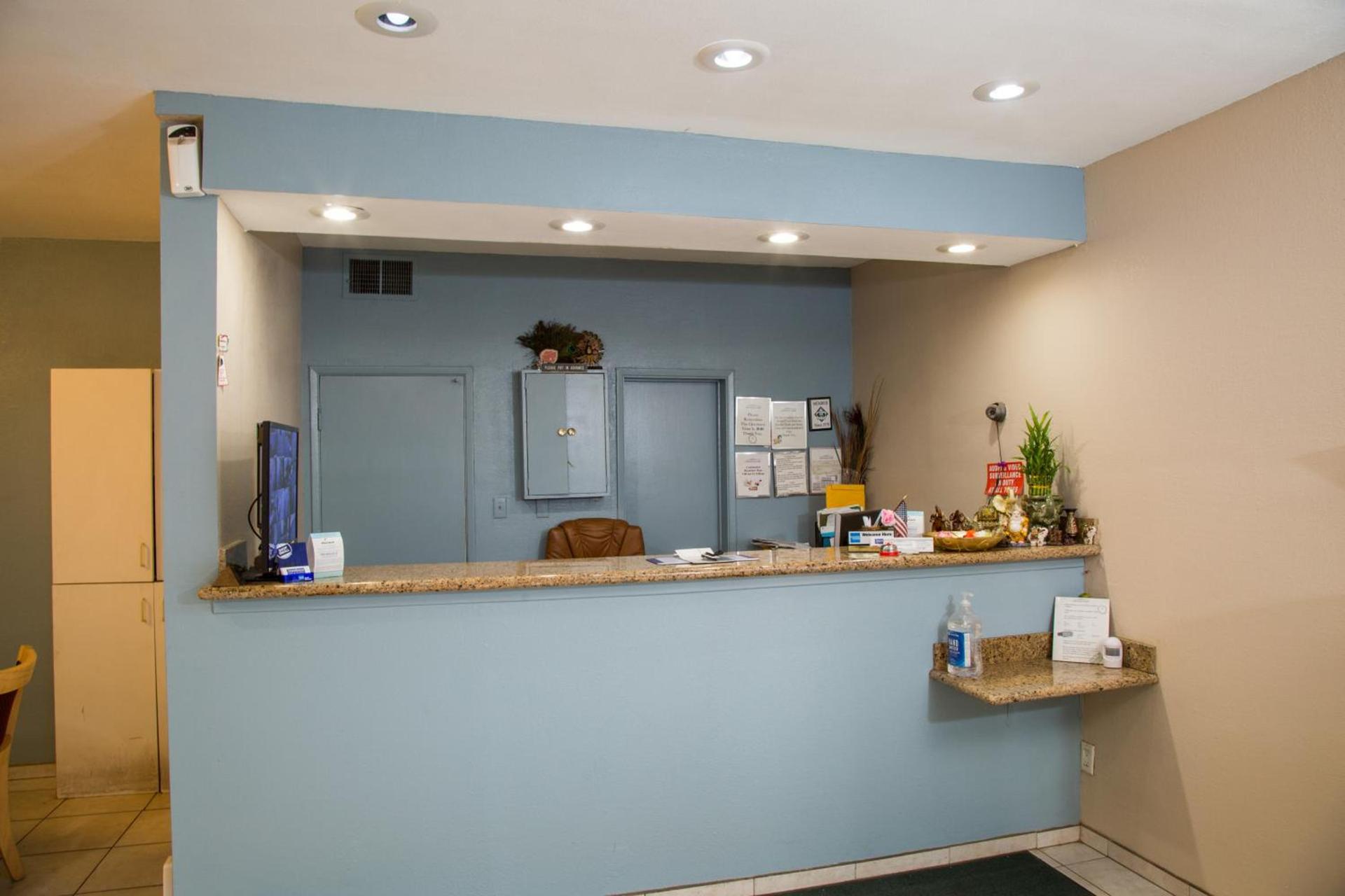 Townhouse Inn and Suites photo 14
