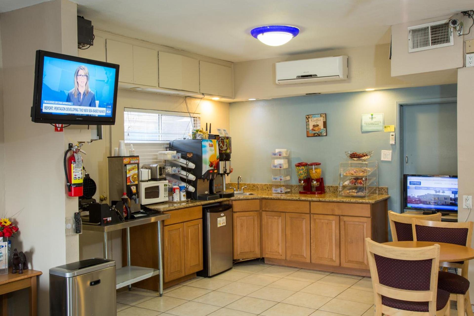 Townhouse Inn and Suites photo 15