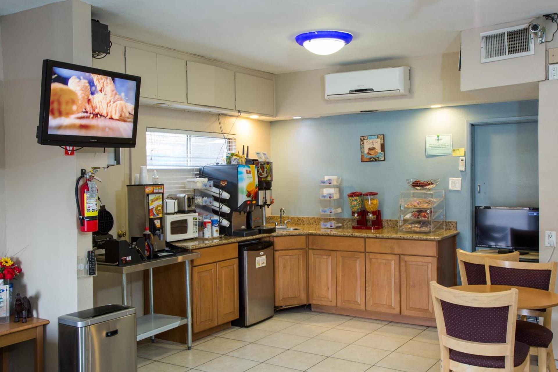 Townhouse Inn and Suites photo 16