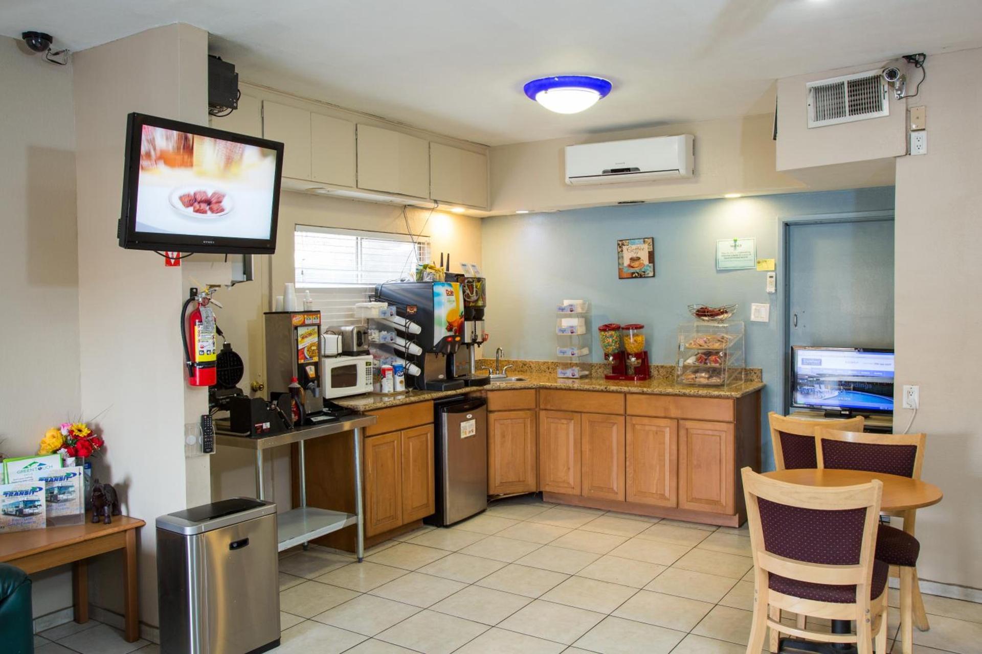 Townhouse Inn and Suites photo 17