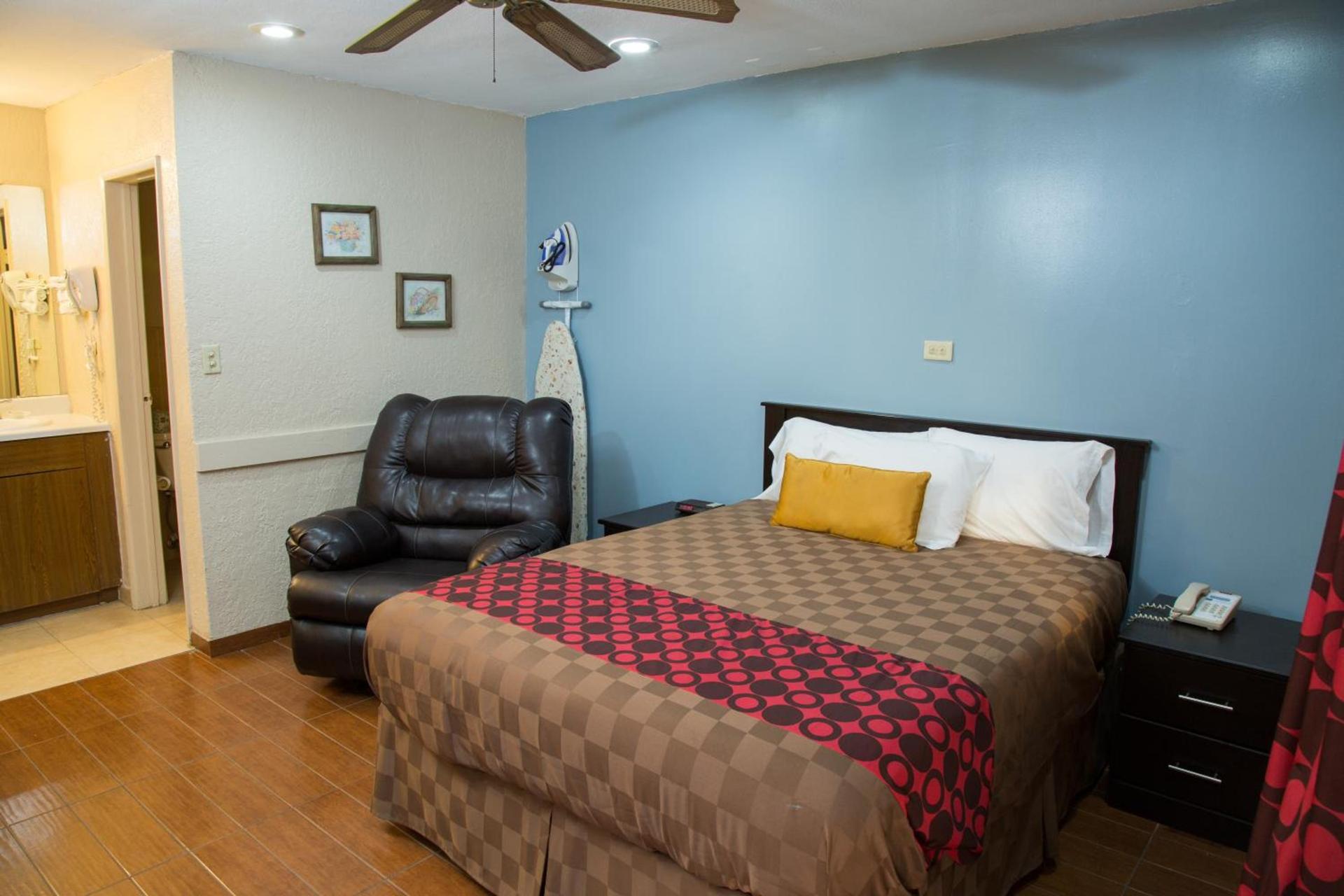 Townhouse Inn and Suites photo 7