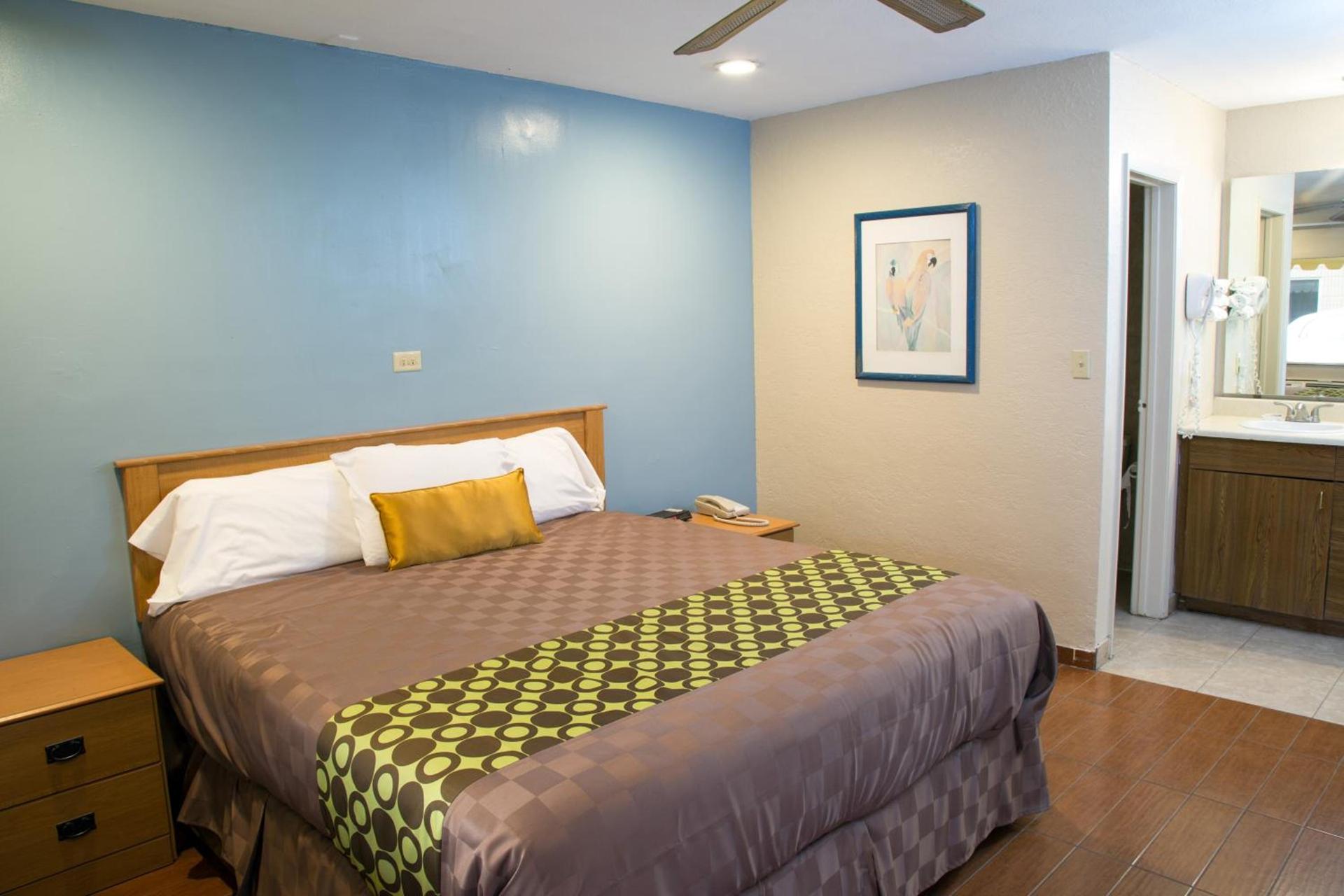 Townhouse Inn and Suites photo 8
