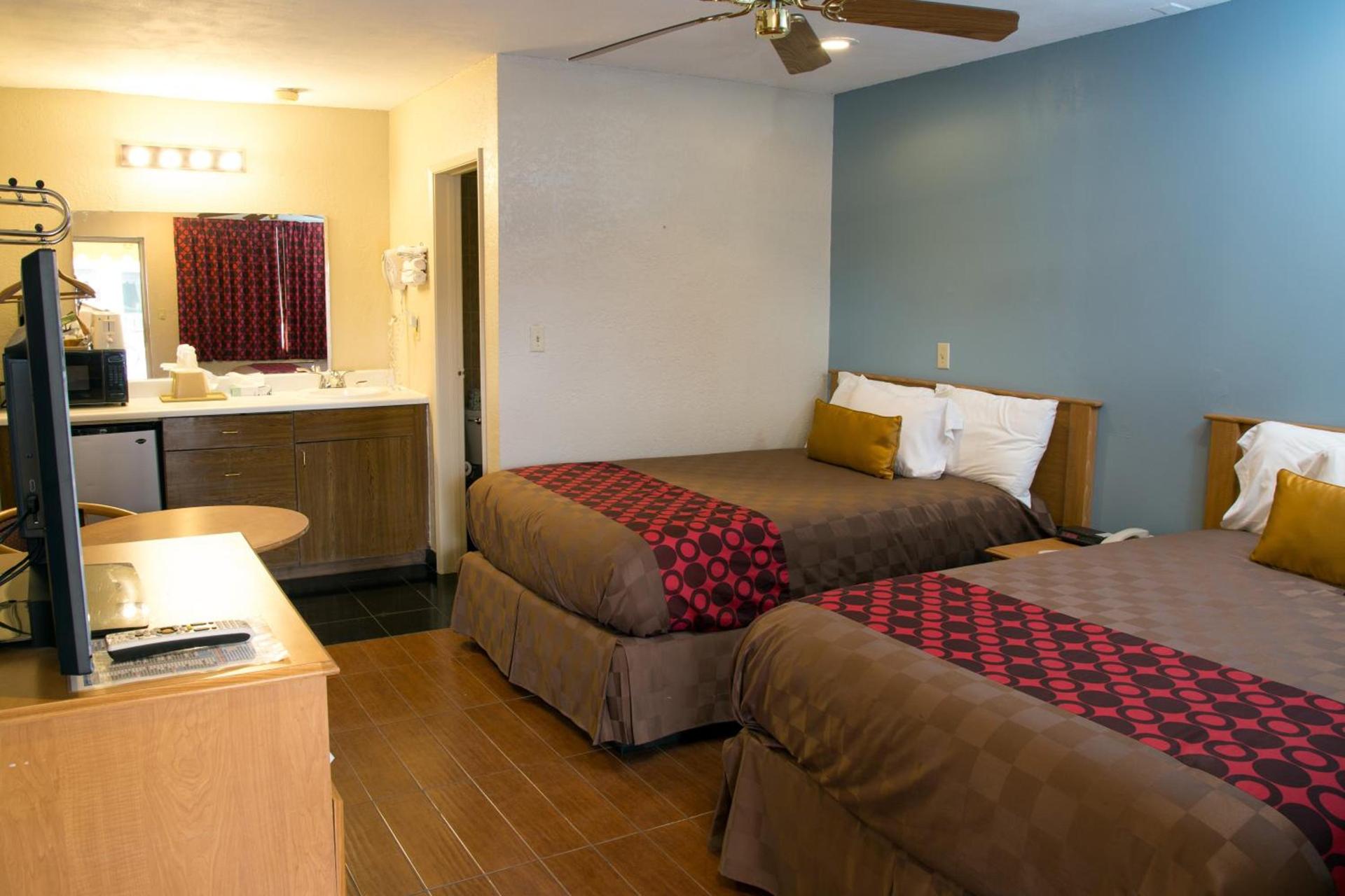 Townhouse Inn and Suites photo 9