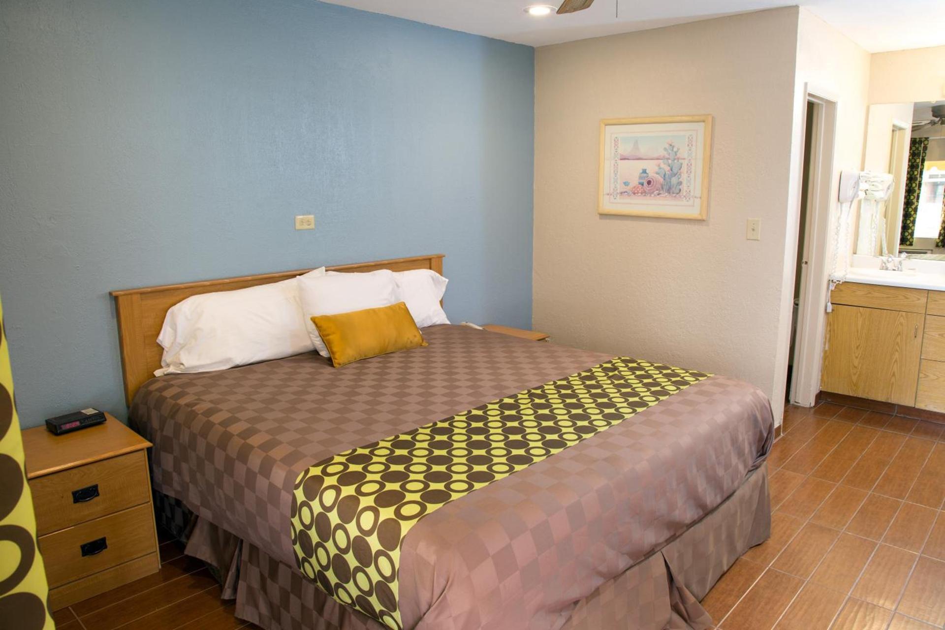 Townhouse Inn and Suites photo 11