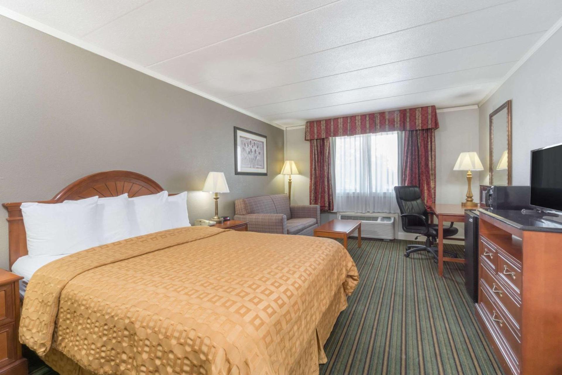 Days Inn by Wyndham Columbus East Airport photo 37