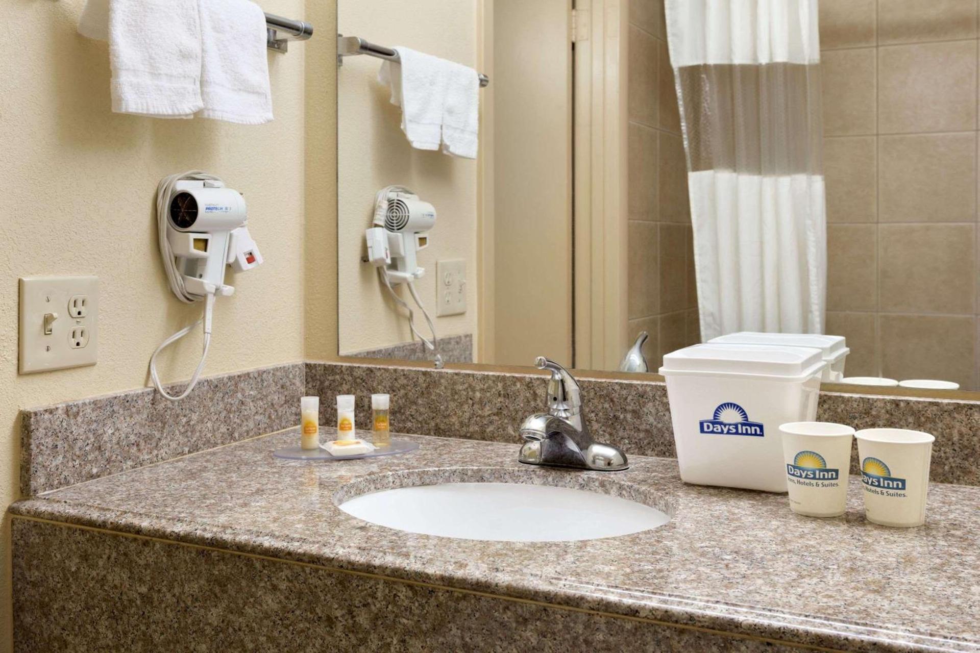 Days Inn by Wyndham Lawton photo 37