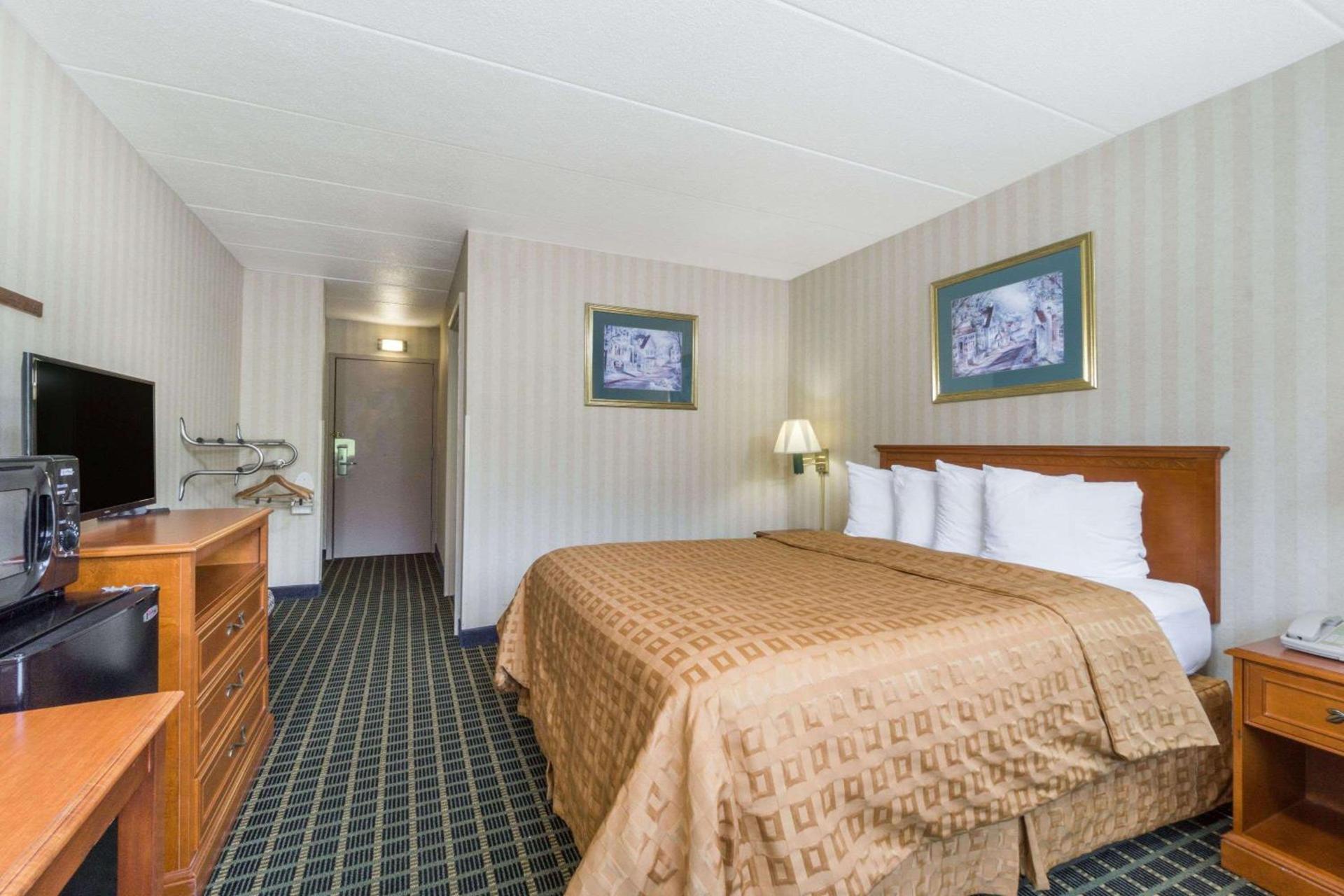 Days Inn by Wyndham Columbus East Airport photo 33