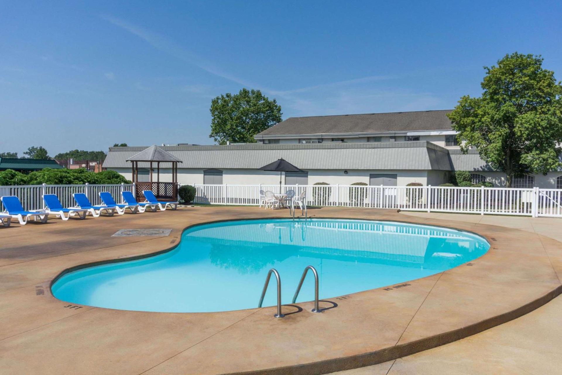 Days Inn by Wyndham Columbus East Airport photo 31