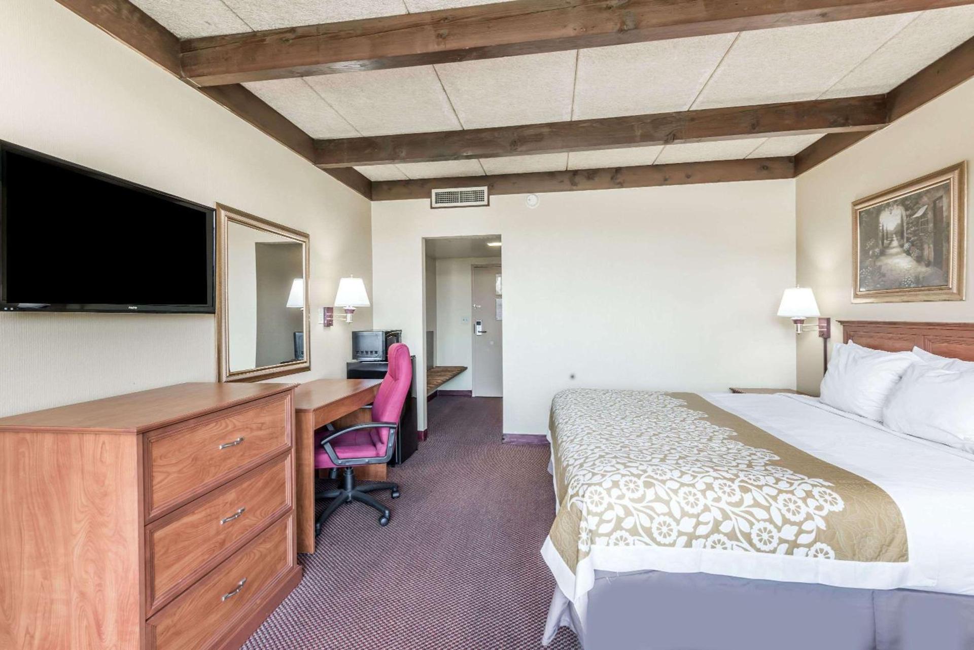 Days Inn by Wyndham Niles photo 14