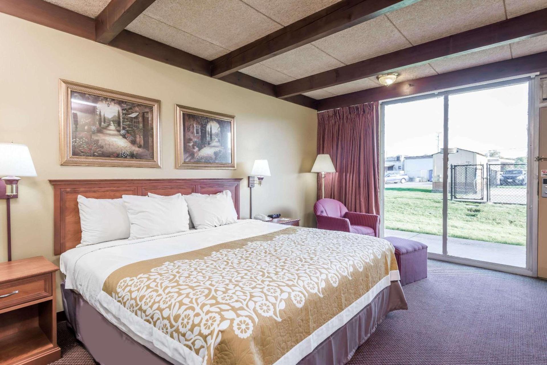 Days Inn by Wyndham Niles photo 16