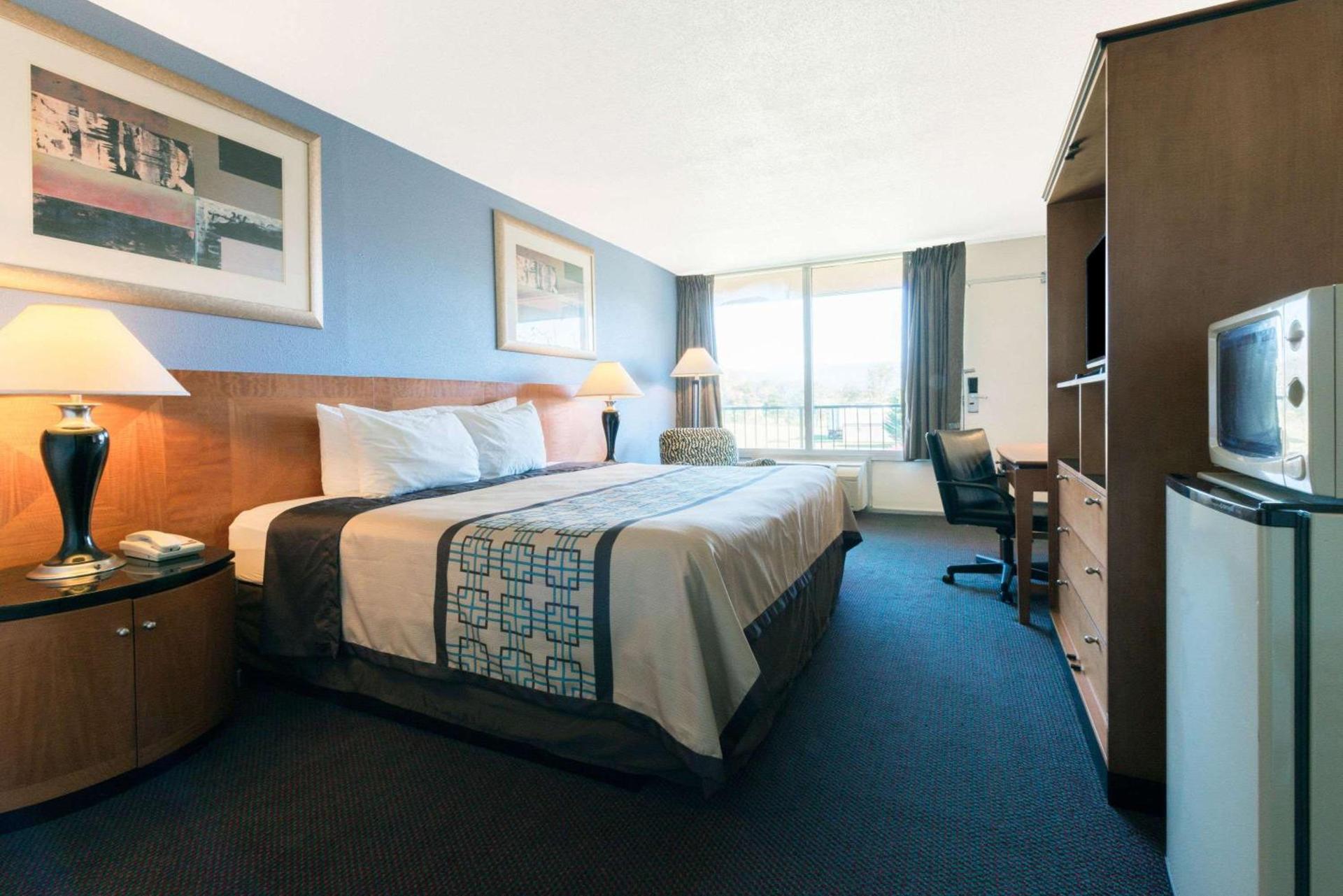 Days Inn by Wyndham Luray Shenandoah photo 9