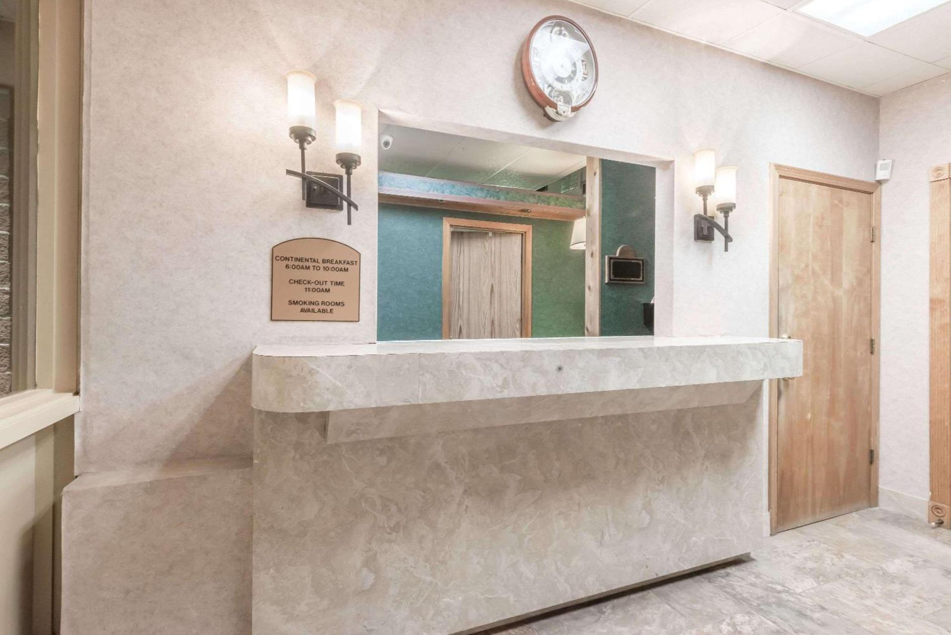 Days Inn by Wyndham Niles photo 12