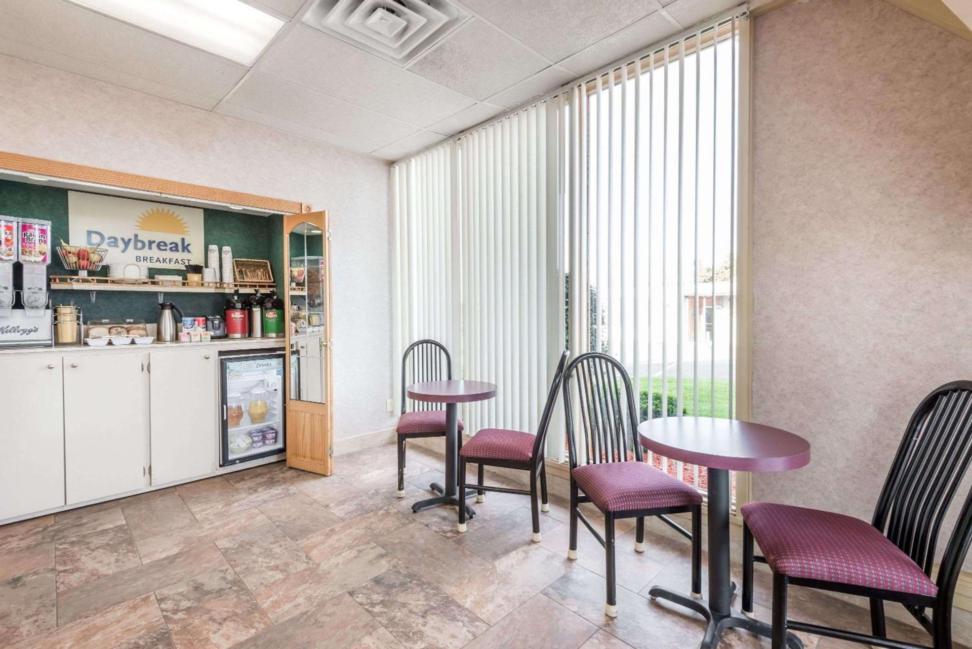 Days Inn by Wyndham Niles photo 7