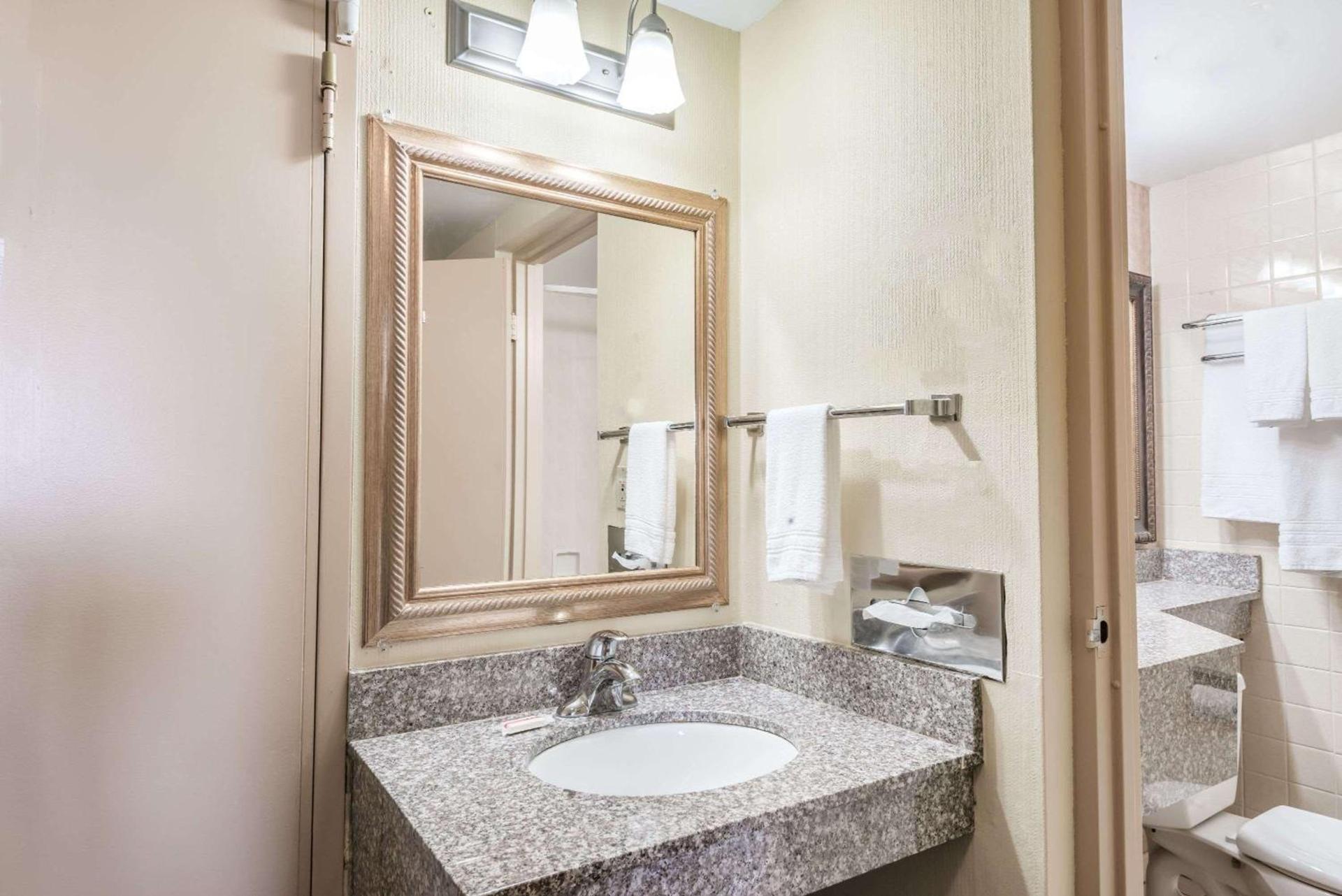 Days Inn by Wyndham Niles photo 4