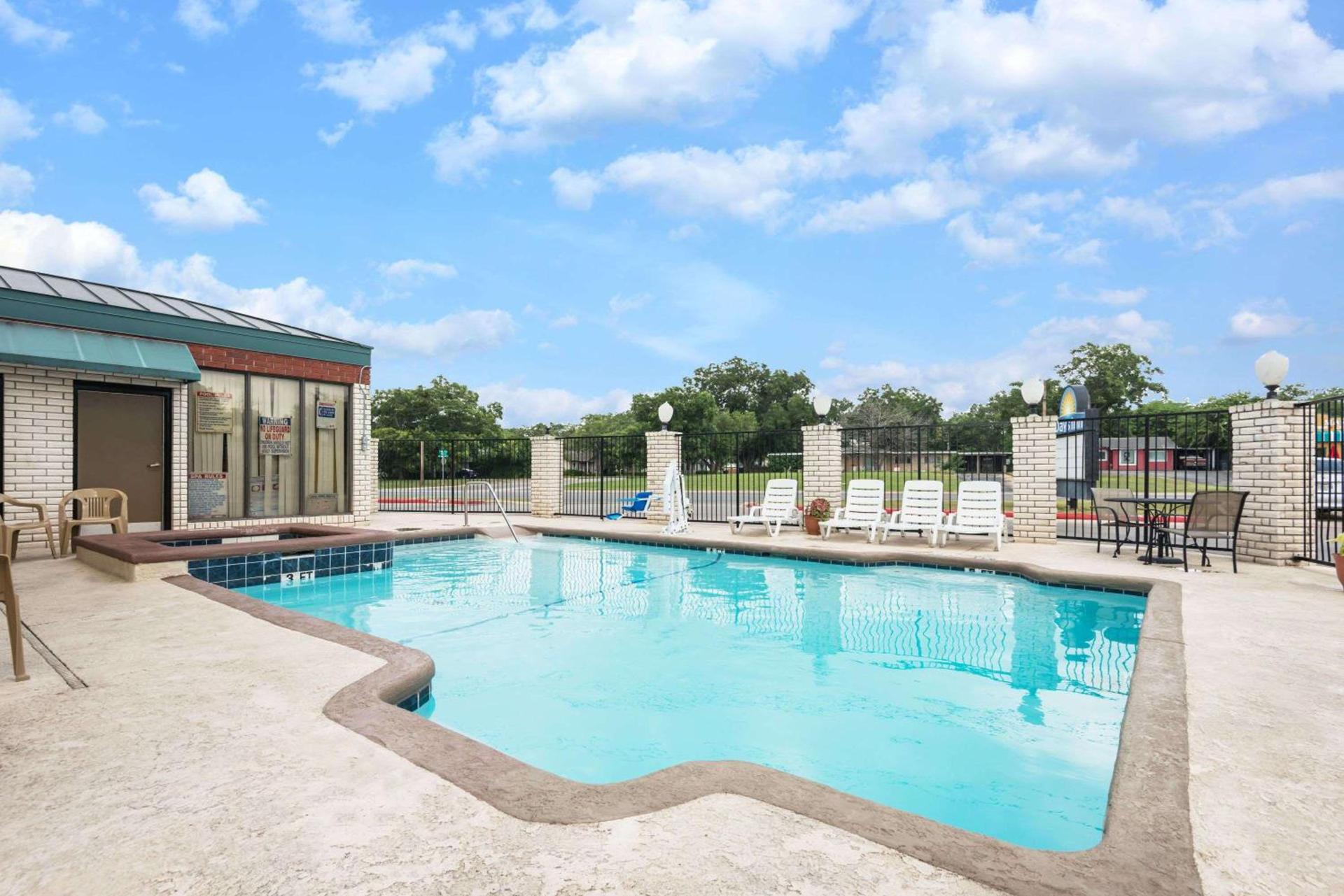 Days Inn by Wyndham New Braunfels photo 5